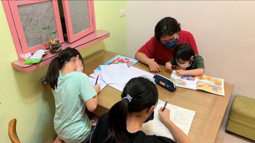 阿緁得操勞家計和照顧3女,圖為她在家檢閱女兒作業。張嘉恬攝 阿緁得操勞家計和照顧3女,圖為她在家檢閱女兒作業。張嘉恬攝