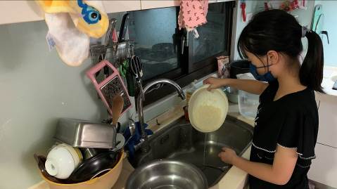 阿緁的讀小六長女乖巧幫忙家務。張嘉恬攝 阿緁的讀小六長女乖巧幫忙家務。張嘉恬攝