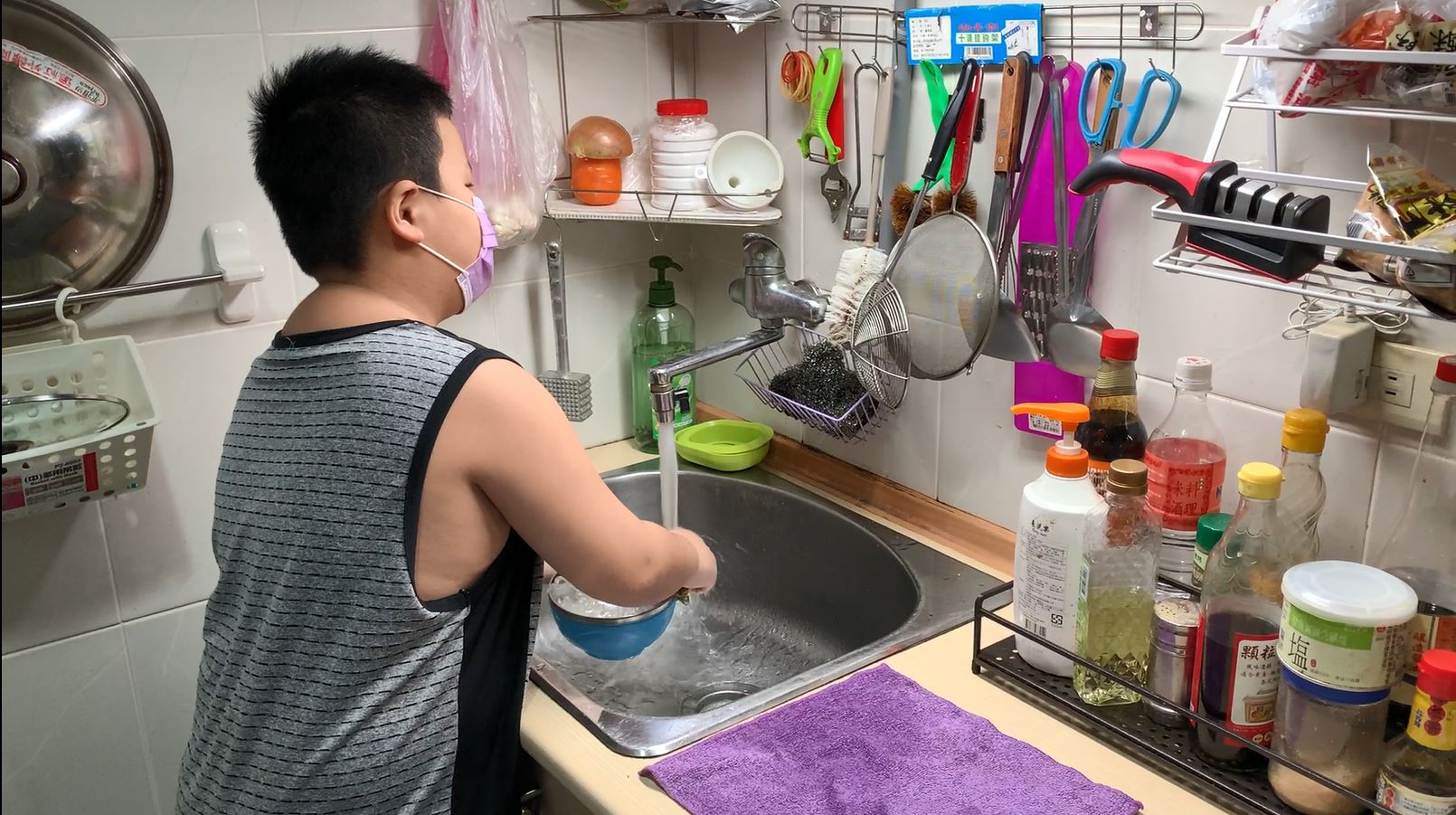 阿鴻的小三子知媽媽扛家辛勞,幫分擔家務。張嘉恬攝 阿鴻的小三子知媽媽扛家辛勞,幫分擔家務。張嘉恬攝