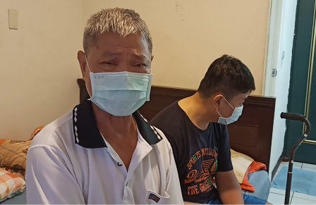 阿杉伯感慨白髮人要顧黑髮人。 阿杉伯感慨白髮人要顧黑髮人。