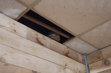 阿英一家所住老舊鐵皮屋遇雨漏水,用鐵盆承接狀況。楊光翔攝 阿英一家所住老舊鐵皮屋遇雨漏水,用鐵盆承接狀況。楊光翔攝