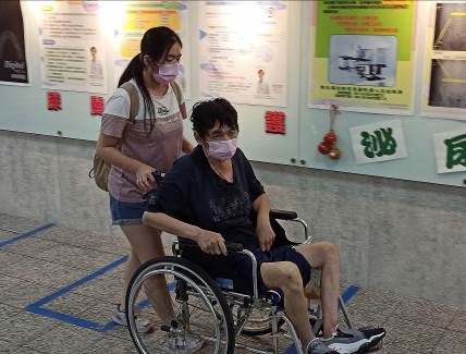 小汶(左)陪同坐輪椅的爸爸至醫院復健。楊光翔攝 小汶(左)陪同坐輪椅的爸爸至醫院復健。楊光翔攝