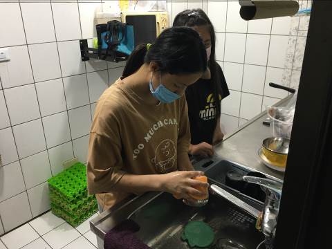 陳正凱的長女小欣(左)及次女小芹平常分擔洗碗、洗衣家務。向高彬攝 陳正凱的長女小欣(左)及次女小芹平常分擔洗碗、洗衣家務。向高彬攝