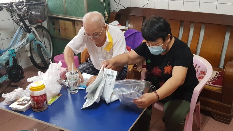 57歲的阿琴和82歲爸爸阿志伯都罹慢性病,長期服藥控制。韓旭爾攝 57歲的阿琴和82歲爸爸阿志伯都罹慢性病,長期服藥控制。韓旭爾攝