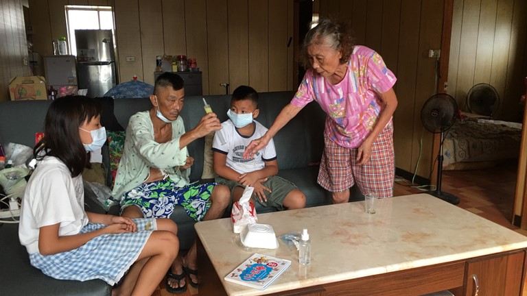 單親爸毛寬宏(左二)罹兩癌,擔心身旁兩兒女及老母往後生活。向高彬攝 單親爸毛寬宏(左二)罹兩癌,擔心身旁兩兒女及老母往後生活。向高彬攝