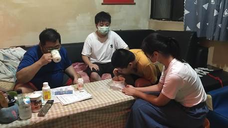小綺(右一)的父親中風多年(左一),15歲小弟重度自閉症(右二),左二為大弟。向高彬攝 小綺(右一)的父親中風多年(左一),15歲小弟重度自閉症(右二),左二為大弟。向高彬攝