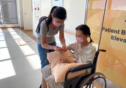 小綺(左)在醫院探望中風母親。(小綺親友提供) 小綺(左)在醫院探望中風母親。(小綺親友提供)