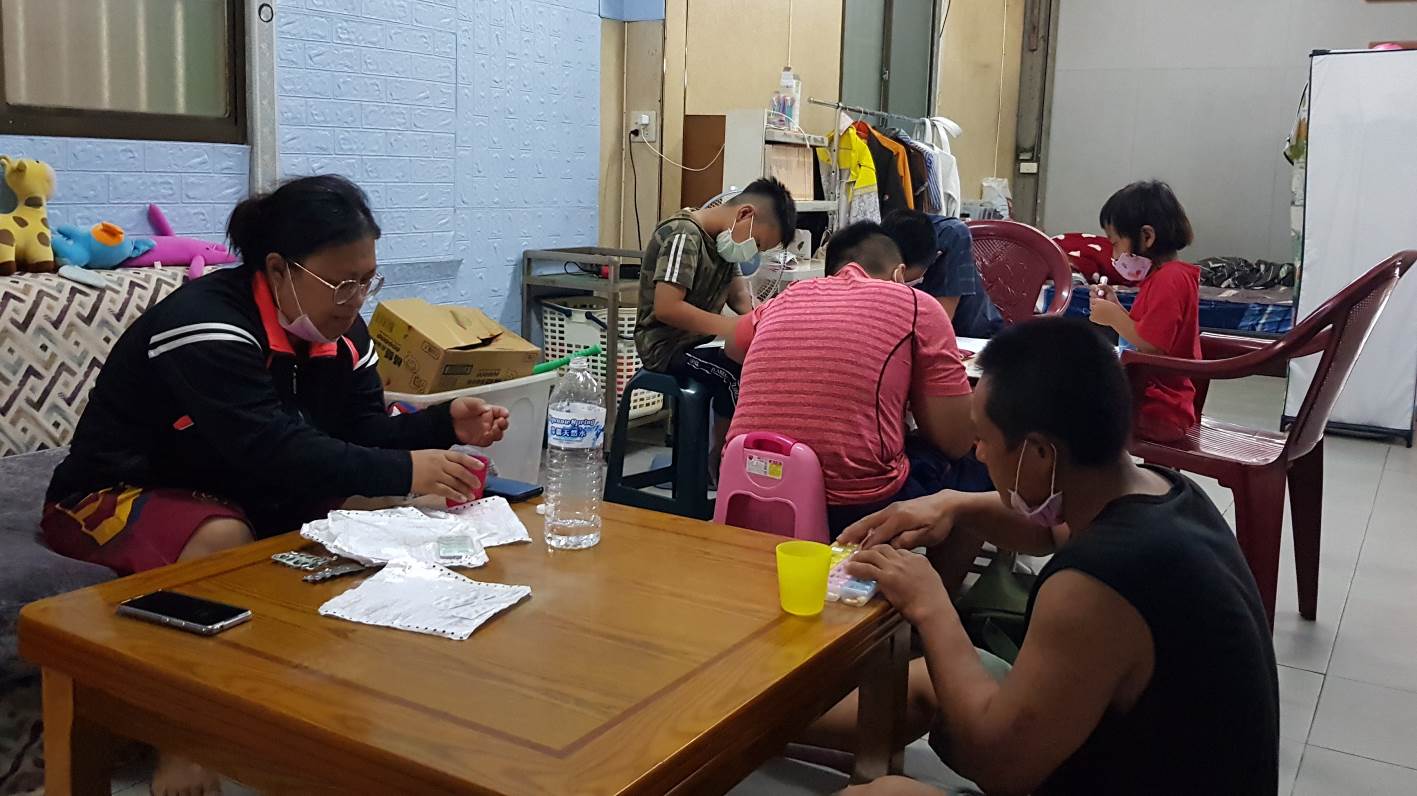 阿嬌(前左)乳癌復發轉移顱骨,先生阿源(前右)最近因口腔良性腫瘤及脊椎毛病也常跑醫院,圖後為4子女。韓旭爾攝 阿嬌(前左)乳癌復發轉移顱骨,先生阿源(前右)最近因口腔良性腫瘤及脊椎毛病也常跑醫院,圖後為4子女。韓旭爾攝