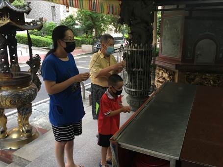 林奕辰(左)與父兒到土地公廟,求神明保佑家人平安。向高彬攝 林奕辰(左)與父兒到土地公廟,求神明保佑家人平安。向高彬攝