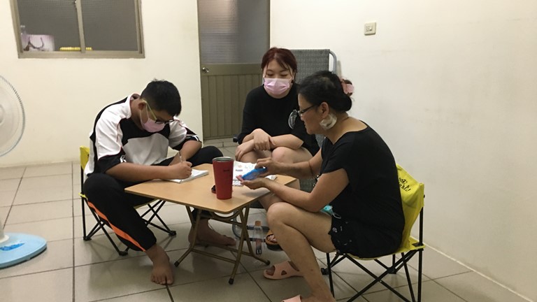陸聖梅(右)租住處簡單,她愁煩罹癌後一家3口醫病家計。向高彬攝 陸聖梅(右)租住處簡單,她愁煩罹癌後一家3口醫病家計。向高彬攝