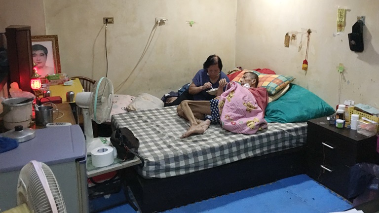 徐許美月(左)與洗腎癱傻子阿雄相依,窩租簡陋小套房。向高彬攝 徐許美月(左)與洗腎癱傻子阿雄相依,窩租簡陋小套房。向高彬攝