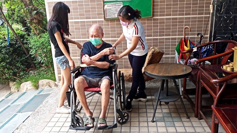 孫寶莉(右)與國一獨生女小如到安養中心探望中風先生。(孫寶莉提供) 孫寶莉(右)與國一獨生女小如到安養中心探望中風先生。(孫寶莉提供)