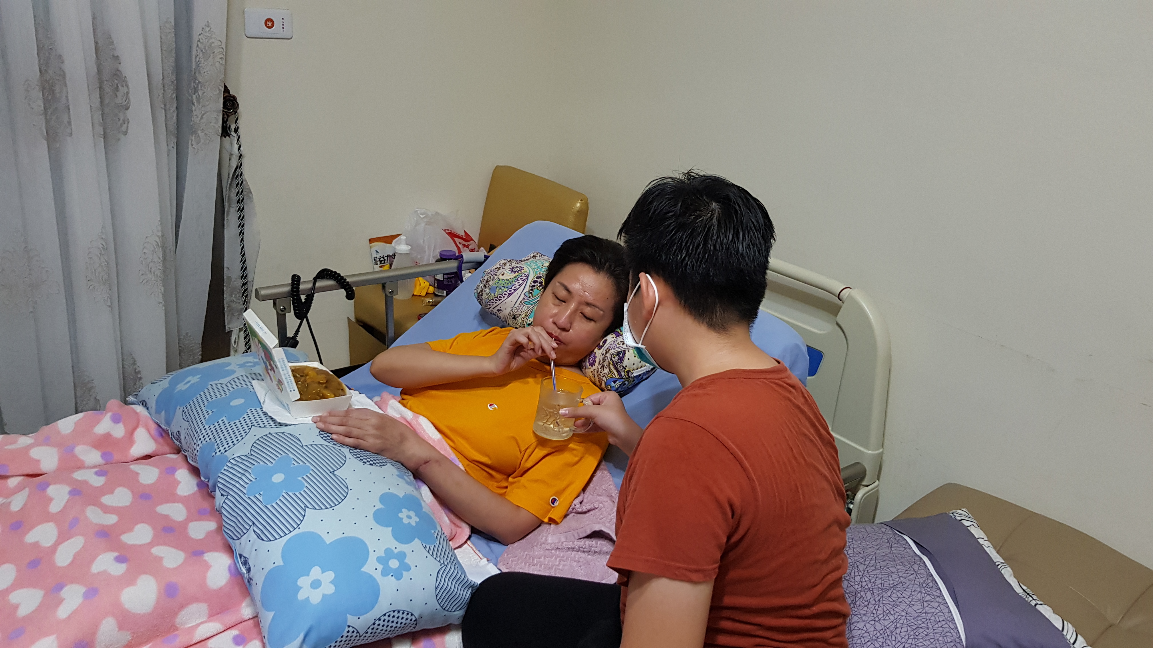 小昇(右)照料媽媽阿妤吃飯。韓旭爾攝 小昇(右)照料媽媽阿妤吃飯。韓旭爾攝
