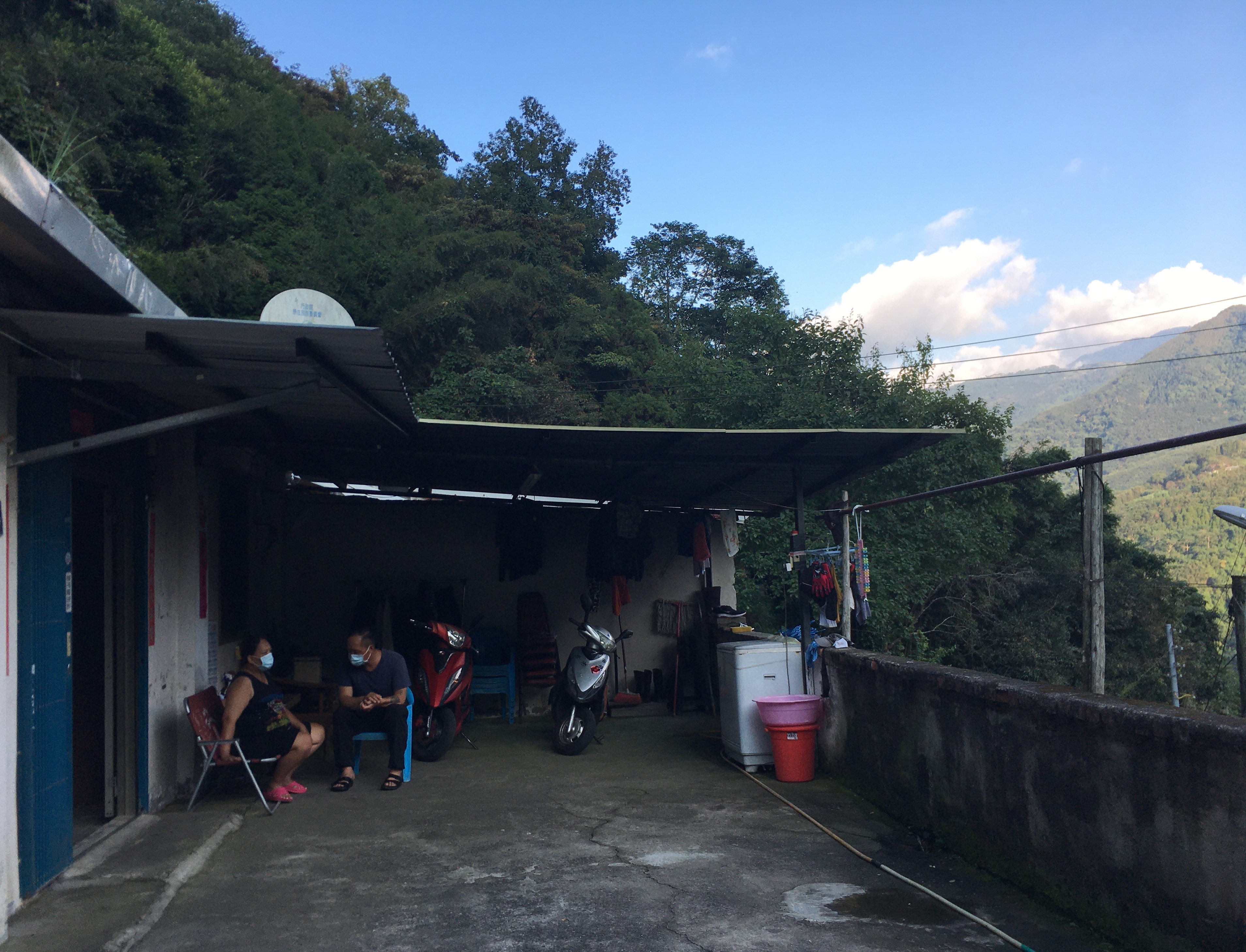 左手肢殘的朱少強(右)與太太楊詩如居住深山小部落。向高彬攝 左手肢殘的朱少強(右)與太太楊詩如居住深山小部落。向高彬攝