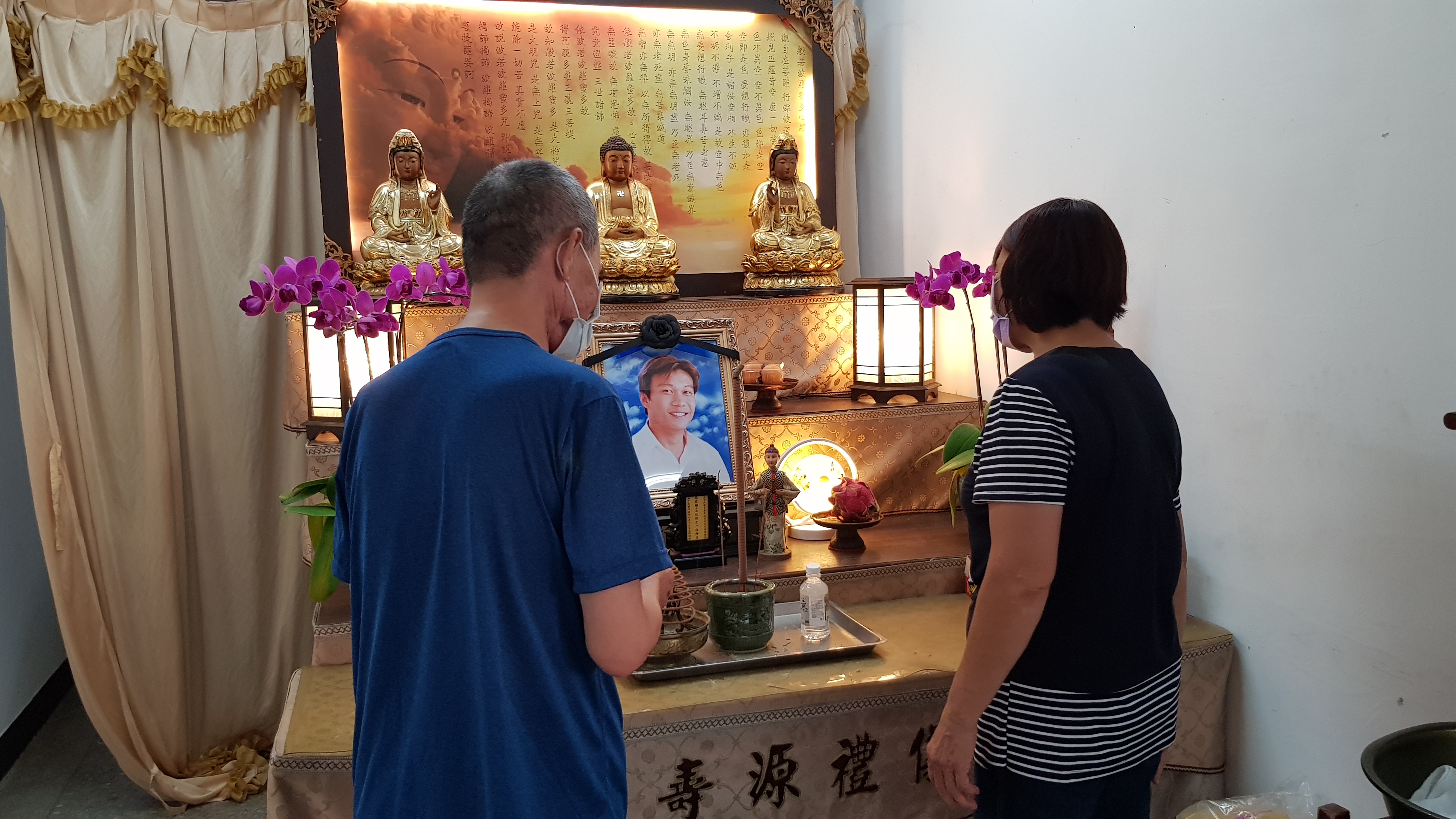 阿玉婆(右)、阿圖伯在殯儀館靈堂探望因血癌病逝的兒子阿偉,盼他已至極樂世界。韓旭爾攝 阿玉婆(右)、阿圖伯在殯儀館靈堂探望因血癌病逝的兒子阿偉,盼他已至極樂世界。韓旭爾攝