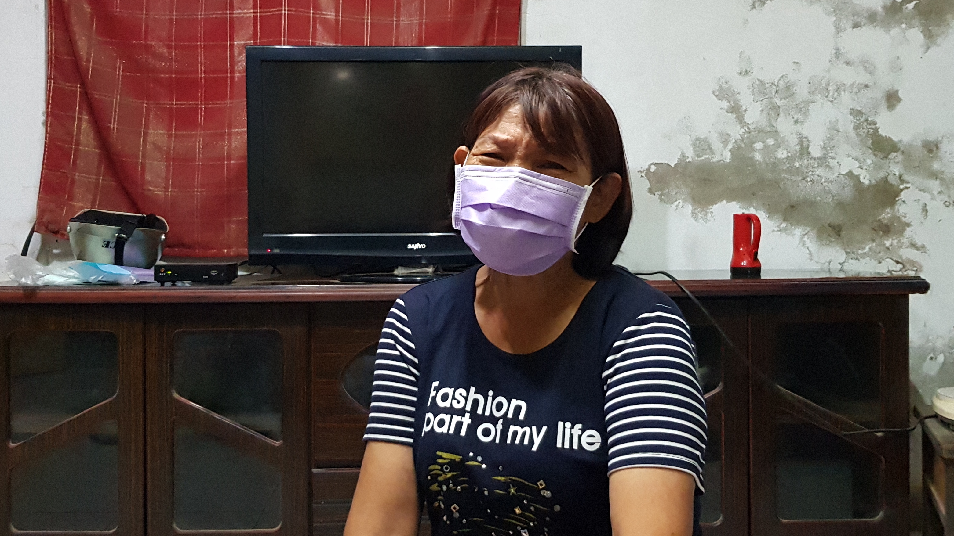 阿玉婆想起白髮人送黑髮人,忍不住悲從中來、放聲大哭。韓旭爾攝 阿玉婆想起白髮人送黑髮人,忍不住悲從中來、放聲大哭。韓旭爾攝