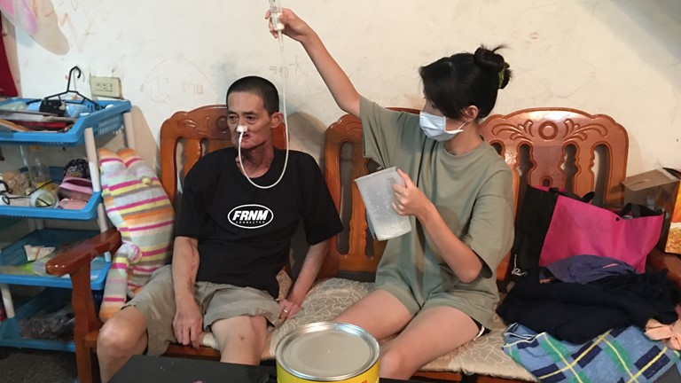 張峻庭(左)罹舌癌四期,難吞嚥進食靠管灌補充營養,右為國二外孫女小涵。向高彬攝 張峻庭(左)罹舌癌四期,難吞嚥進食靠管灌補充營養,右為國二外孫女小涵。向高彬攝
