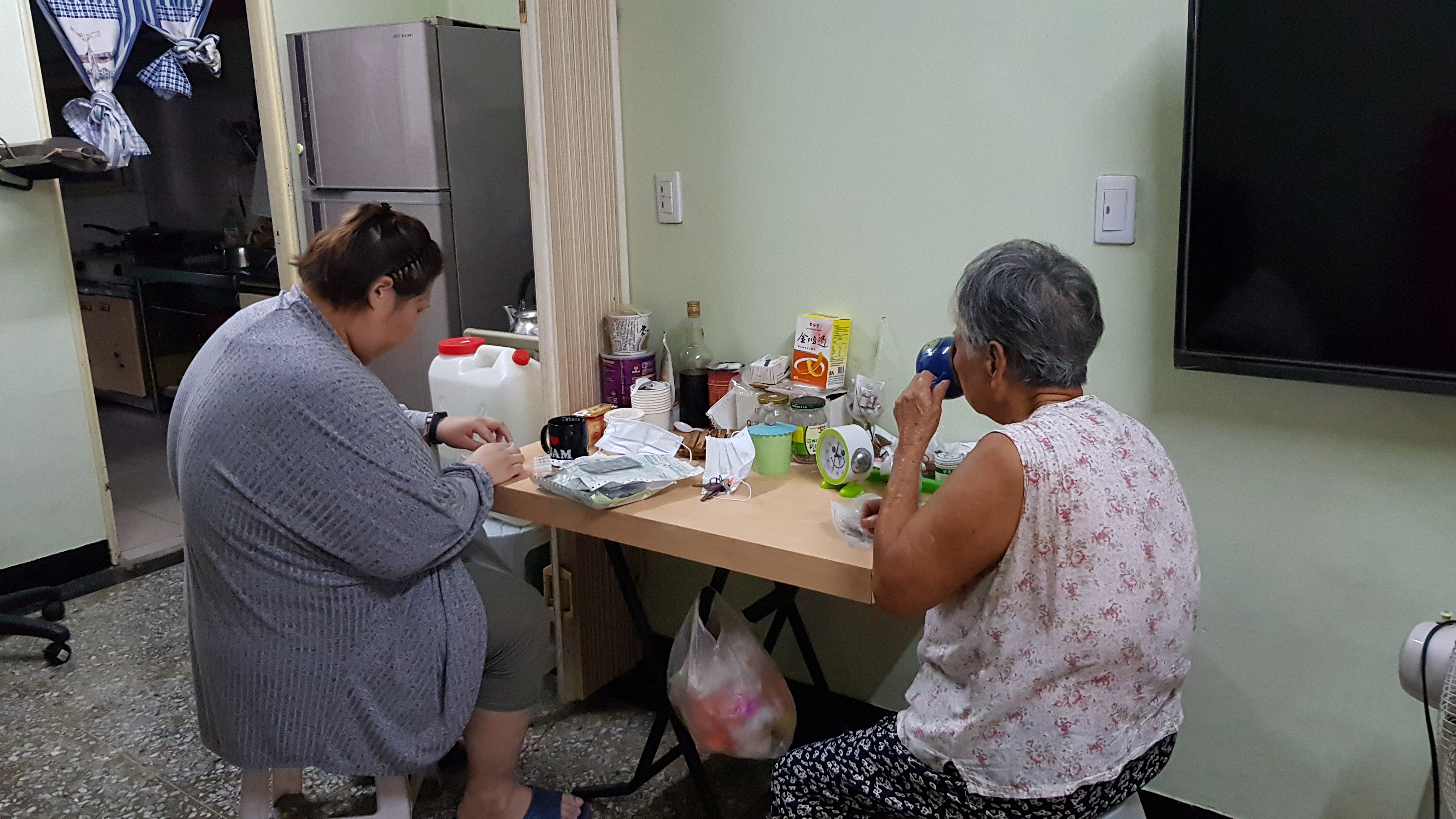 阿茹和82歲祖母阿枝婆都有慢性病,需長期服藥控制。韓旭爾攝 阿茹和82歲祖母阿枝婆都有慢性病,需長期服藥控制。韓旭爾攝