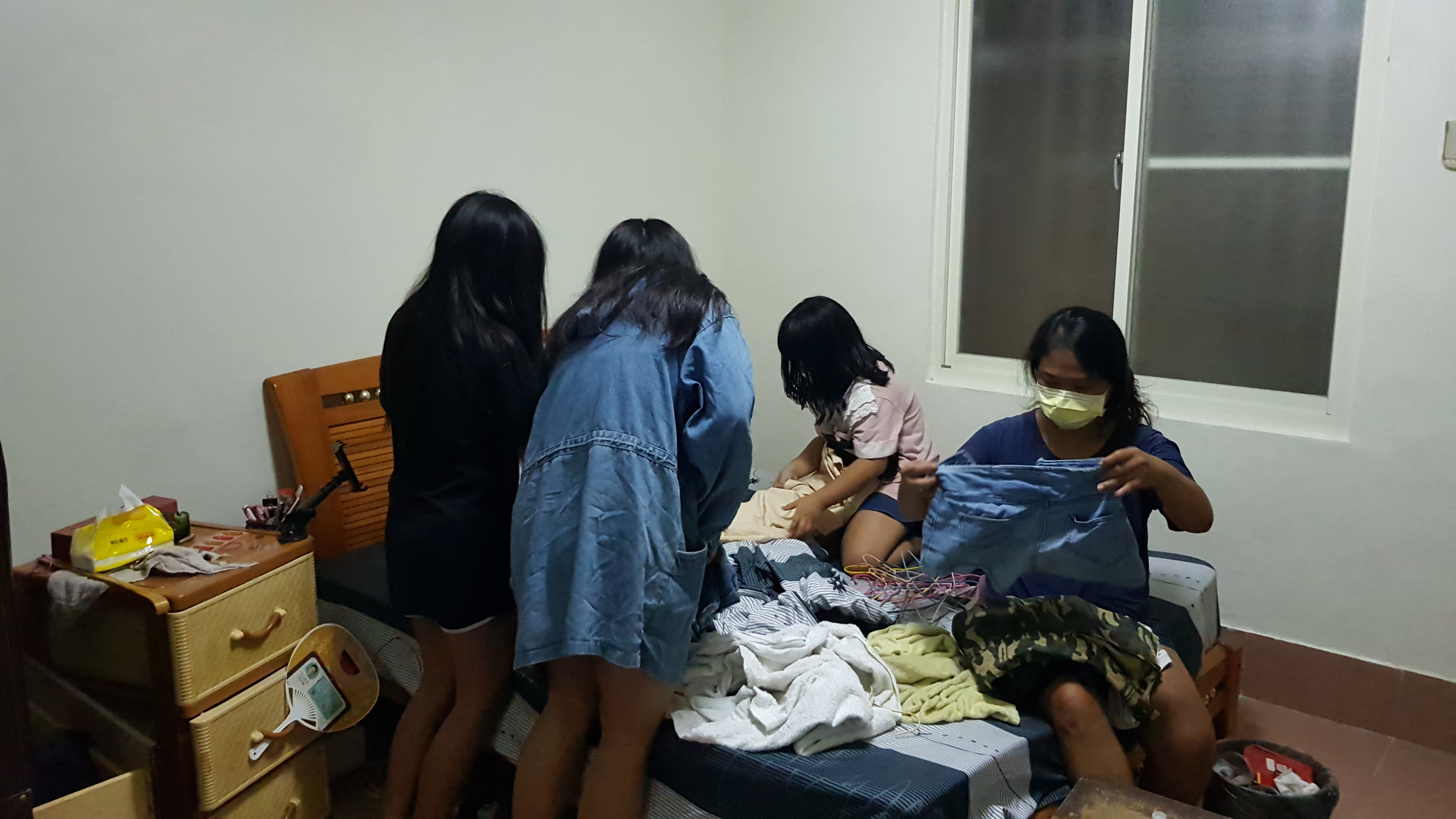 阿瑋3女一起與媽媽阿婷(右1)打理家務。韓旭爾攝 阿瑋3女一起與媽媽阿婷(右1)打理家務。韓旭爾攝