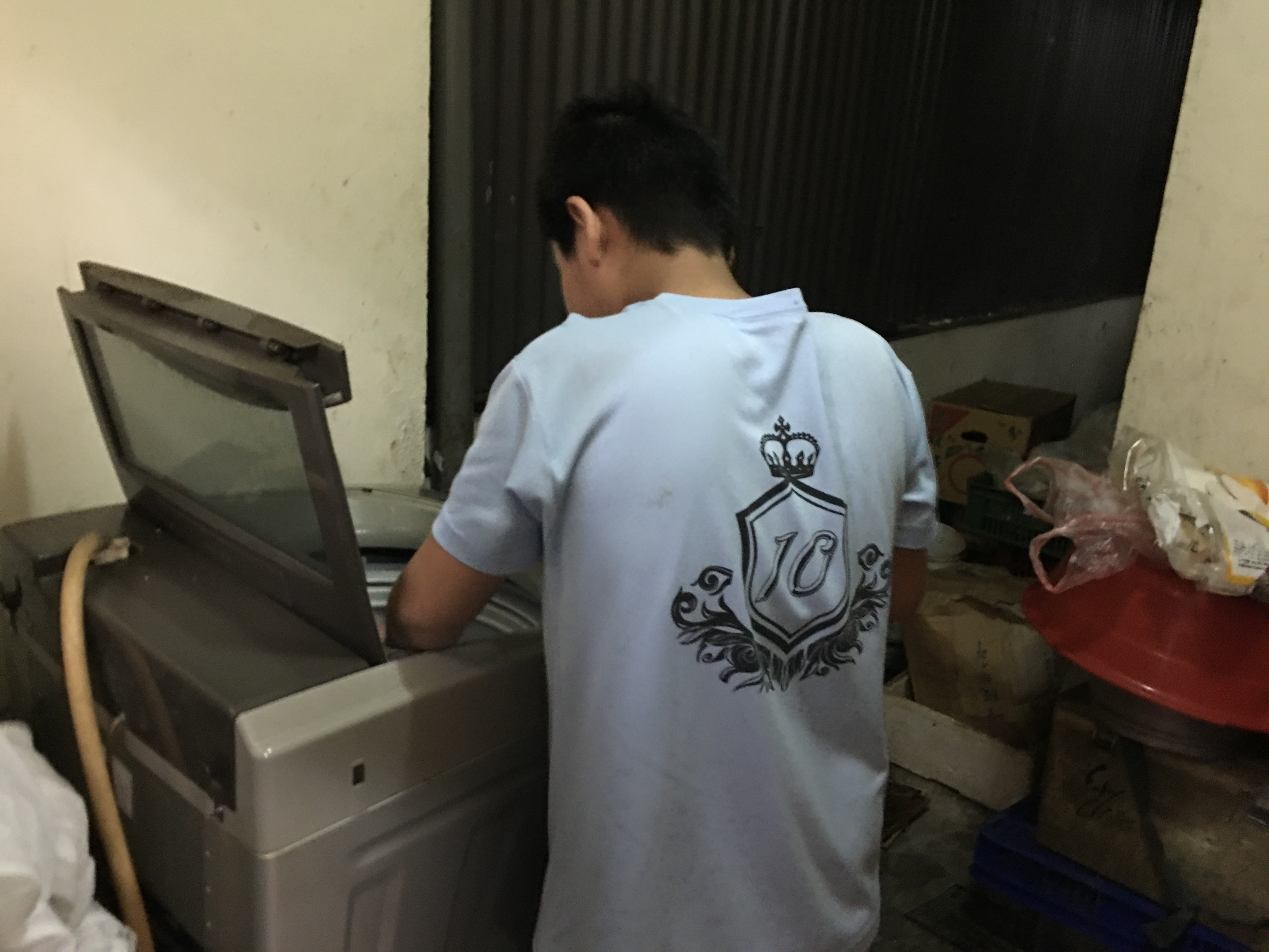 讀國一的小嘉常幫媽媽做洗衣等家務。向高彬攝 讀國一的小嘉常幫媽媽做洗衣等家務。向高彬攝