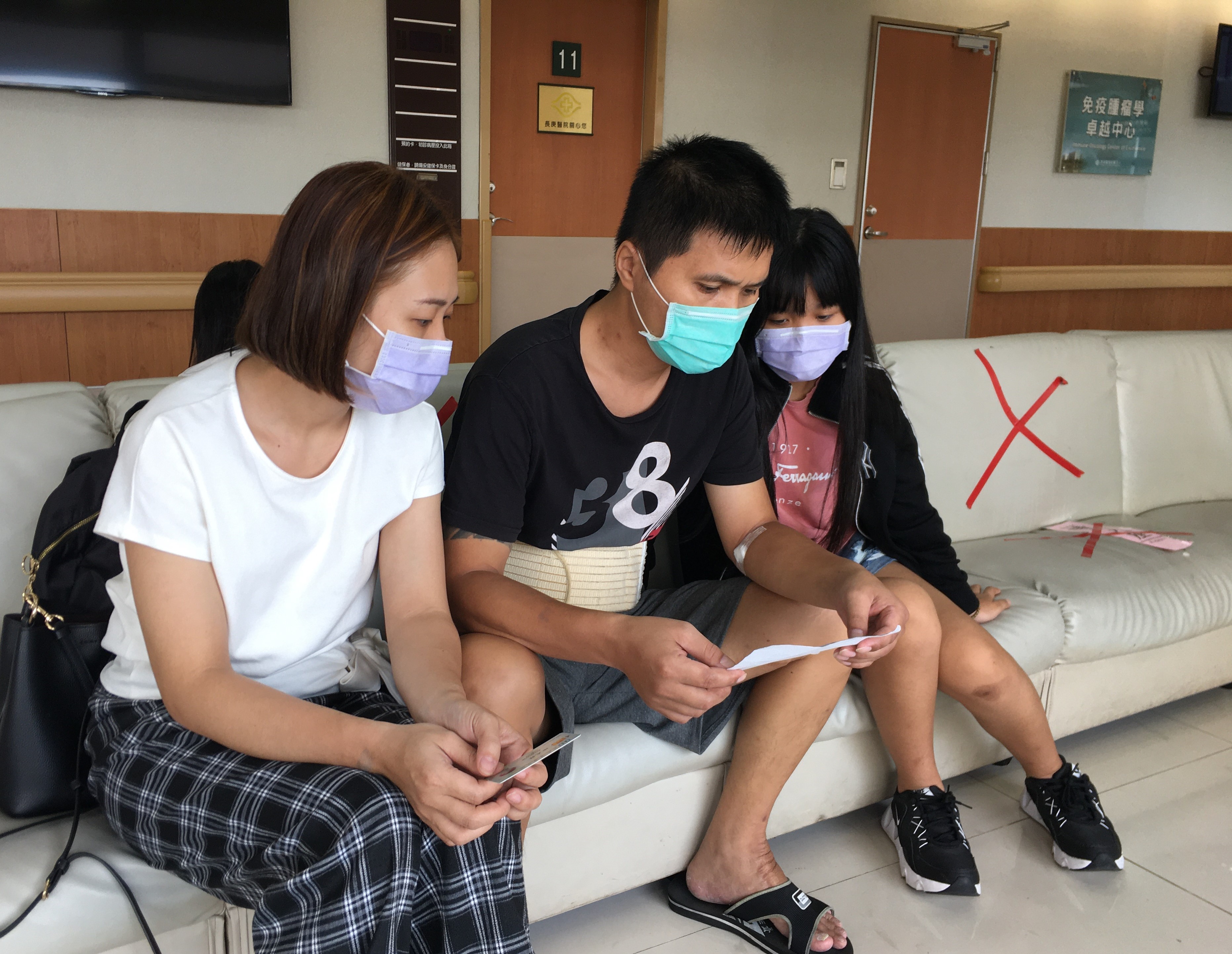 黃欣妲(左)與長女小慧(右)陪先生返院回診。向高彬攝 黃欣妲(左)與長女小慧(右)陪先生返院回診。向高彬攝