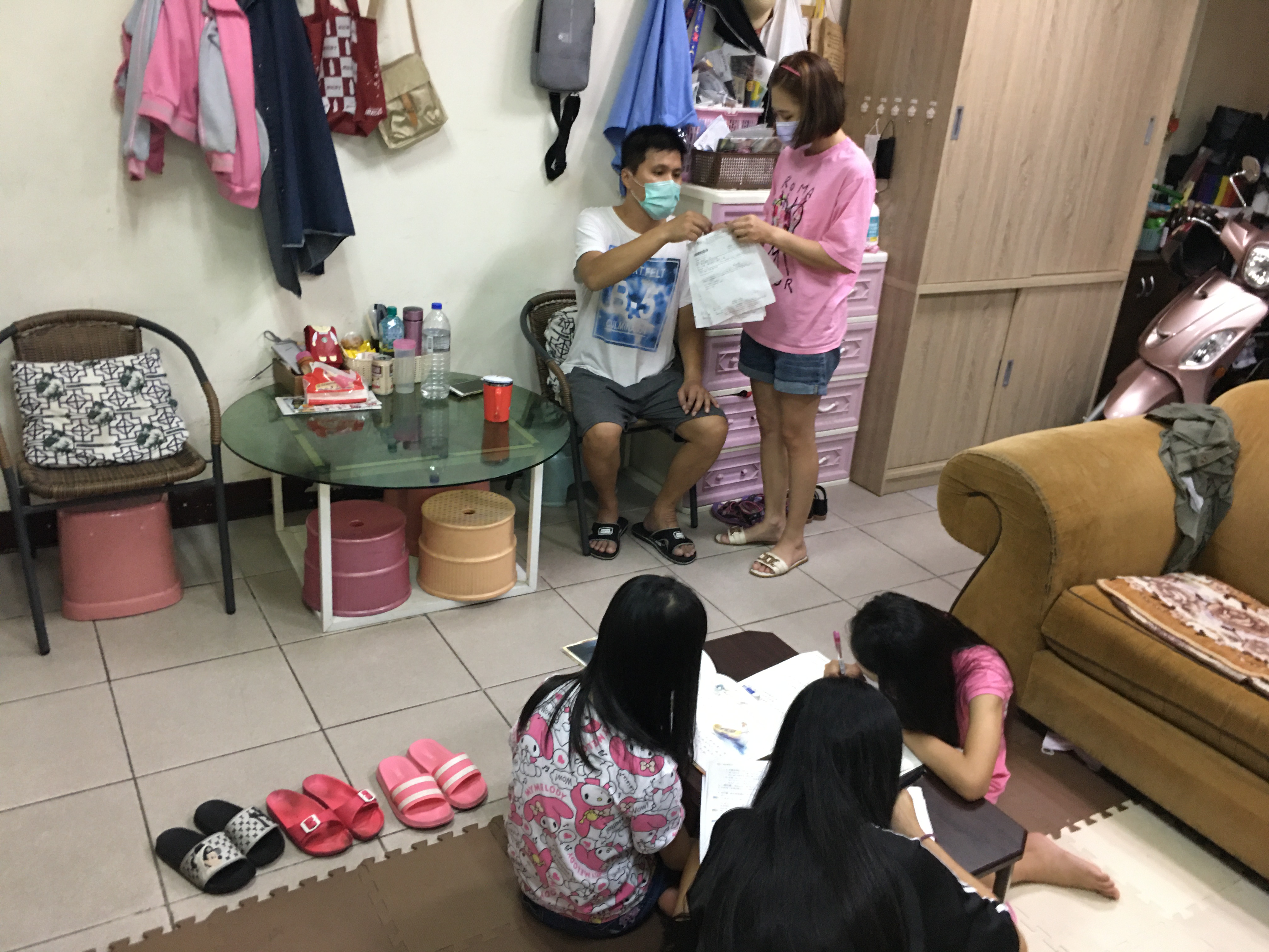 黃欣妲(後右一)盼先生為3女勇敢抗癌。向高彬攝 黃欣妲(後右一)盼先生為3女勇敢抗癌。向高彬攝