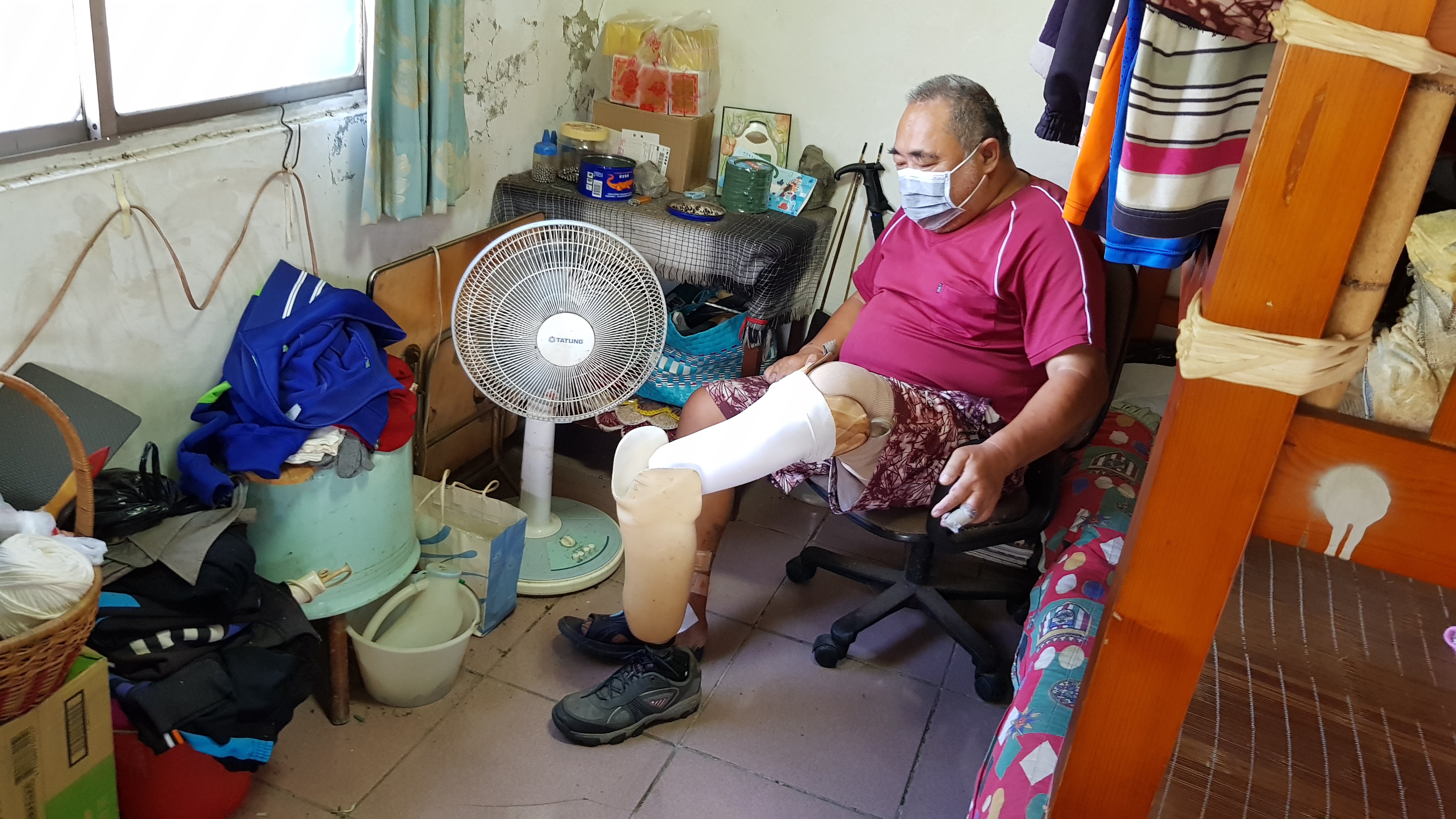57歲阿志因糖尿病併發症左腳截肢,需穿義肢輔助行走。韓旭爾攝 57歲阿志因糖尿病併發症左腳截肢,需穿義肢輔助行走。韓旭爾攝