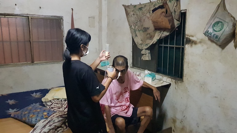 中風單親爸阿俊安置前,長達半年都由讀高一的小娟(左)女兒照顧。韓旭爾攝 中風單親爸阿俊安置前,長達半年都由讀高一的小娟(左)女兒照顧。韓旭爾攝
