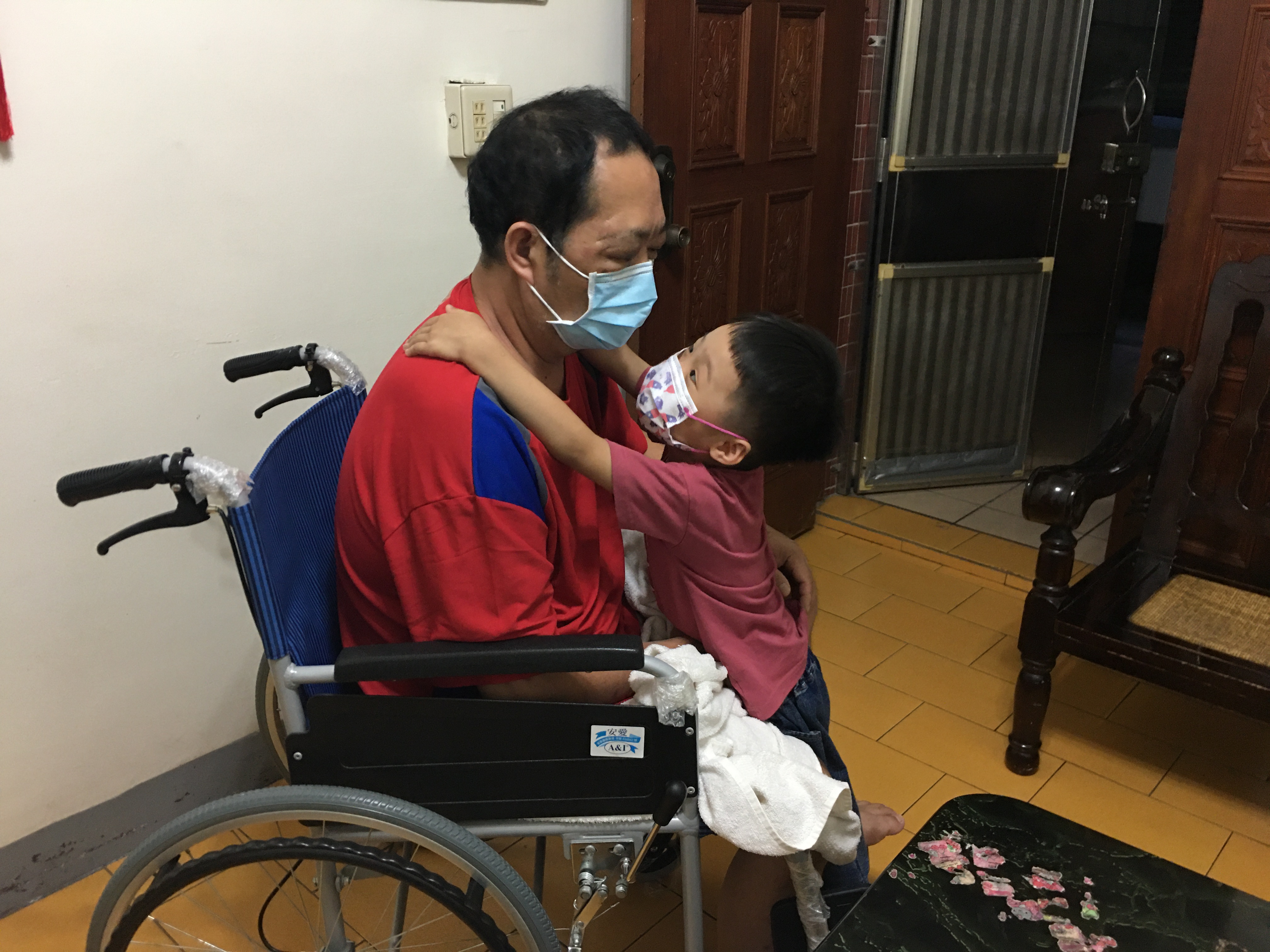 5歲小宸(右)偎著他中風父親說:「我愛你喔。」 5歲小宸(右)偎著他中風父親說:「我愛你喔。」