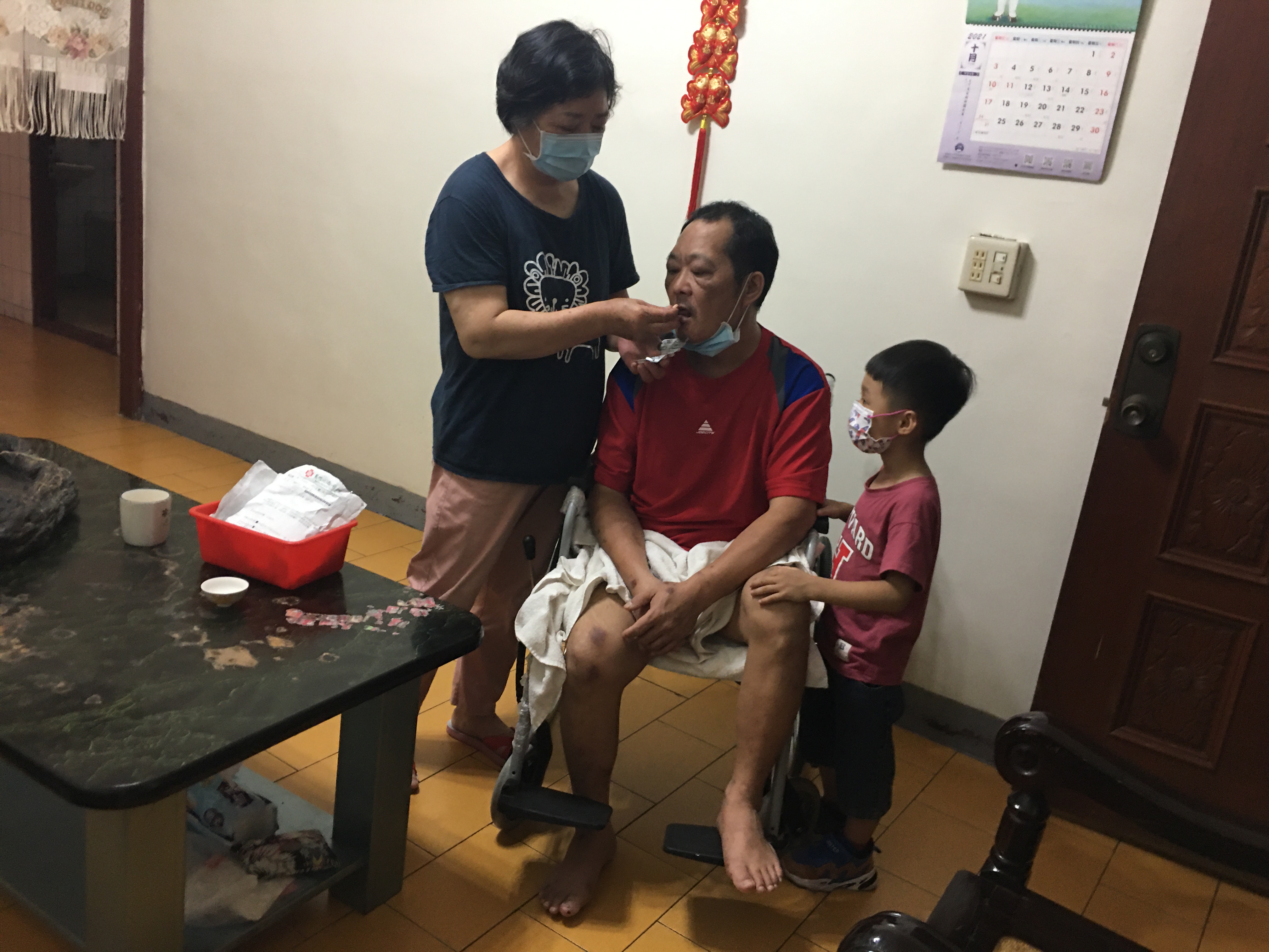 孫吳鳳兒(左)照顧病兒吃藥,也愁煩3口長期復健家計。向高彬攝 孫吳鳳兒(左)照顧病兒吃藥,也愁煩3口長期復健家計。向高彬攝