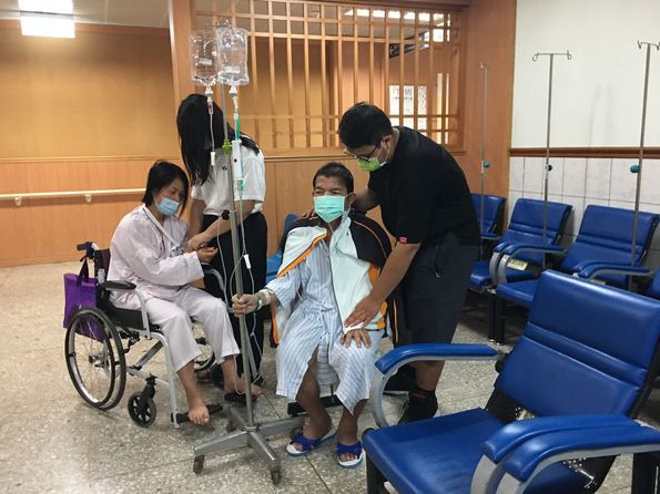 林玉芬(左一)苦惱自身罹癌、夫阿則(右二)病殘,如今靠18歲長子(右一)休學照顧,長女(左二)才讀國三。向高彬攝 林玉芬(左一)苦惱自身罹癌、夫阿則(右二)病殘,如今靠18歲長子(右一)休學照顧,長女(左二)才讀國三。向高彬攝
