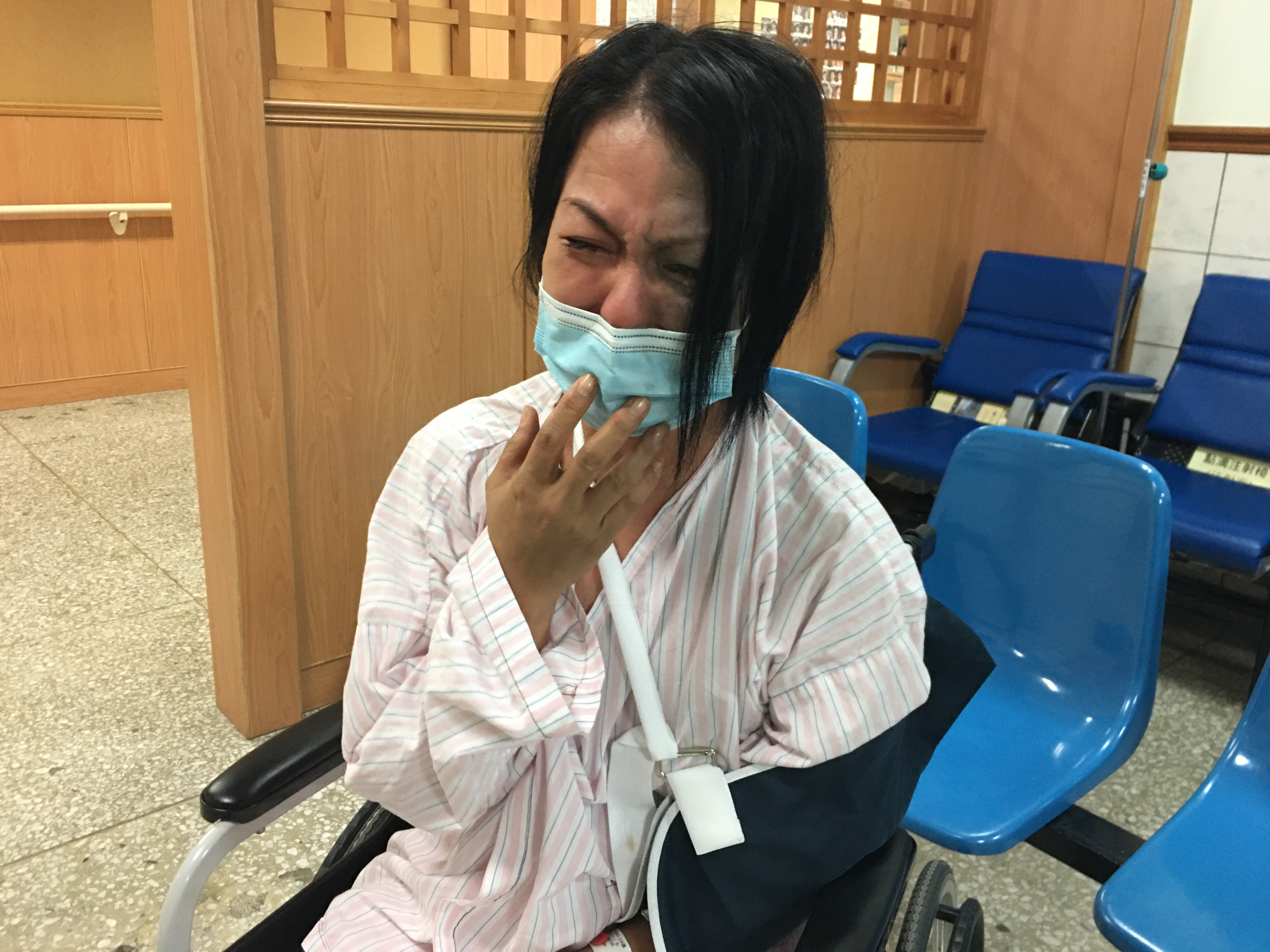 林玉芬難過掉淚,愧疚自己病倒、耽誤了孩子學業。向高彬攝 林玉芬難過掉淚,愧疚自己病倒、耽誤了孩子學業。向高彬攝