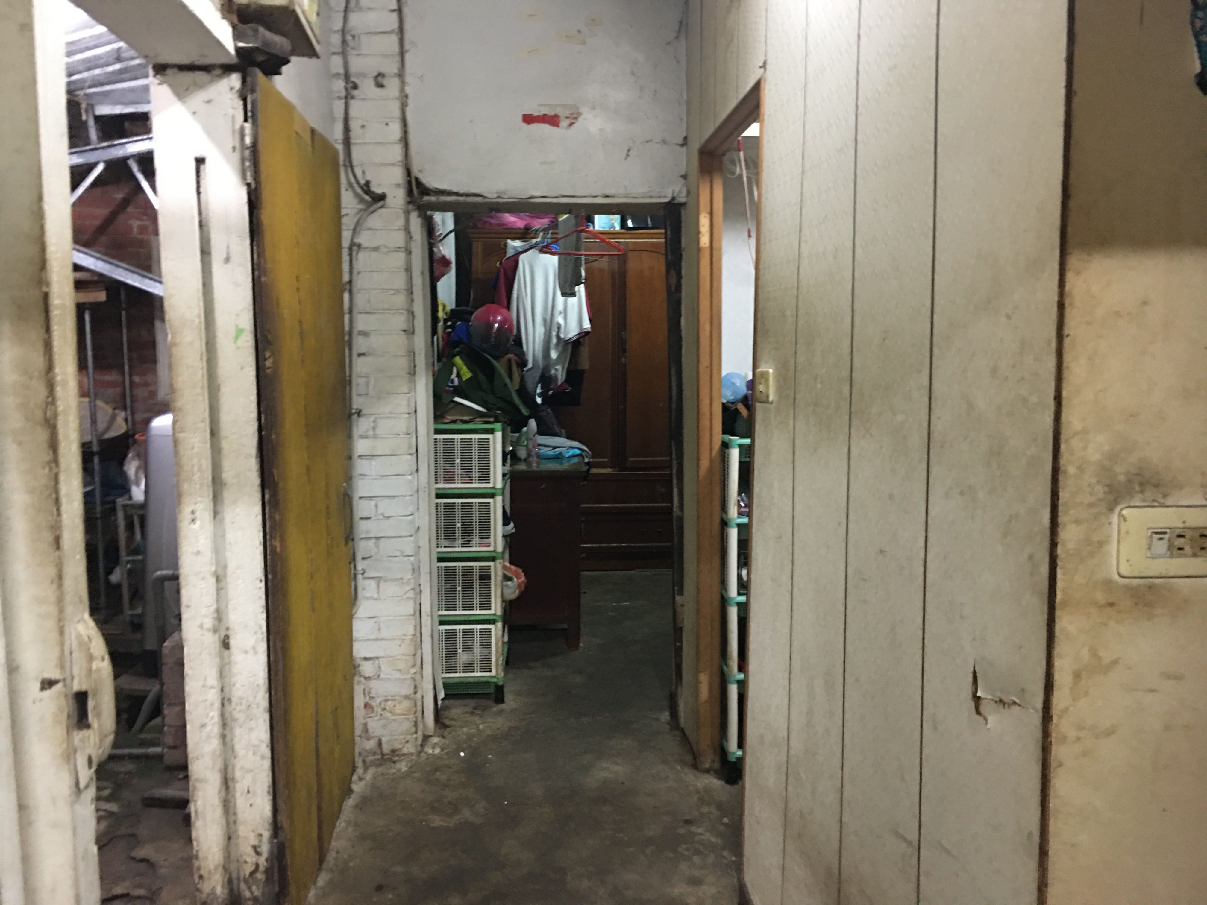 鍾志春一家4口的居住環境老舊。向高彬攝 鍾志春一家4口的居住環境老舊。向高彬攝