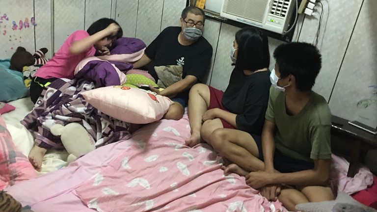 鍾志春(左二)患舌癌,他現一人得照顧身旁3子女,左一為中度智障長女。向高彬攝 鍾志春(左二)患舌癌,他現一人得照顧身旁3子女,左一為中度智障長女。向高彬攝