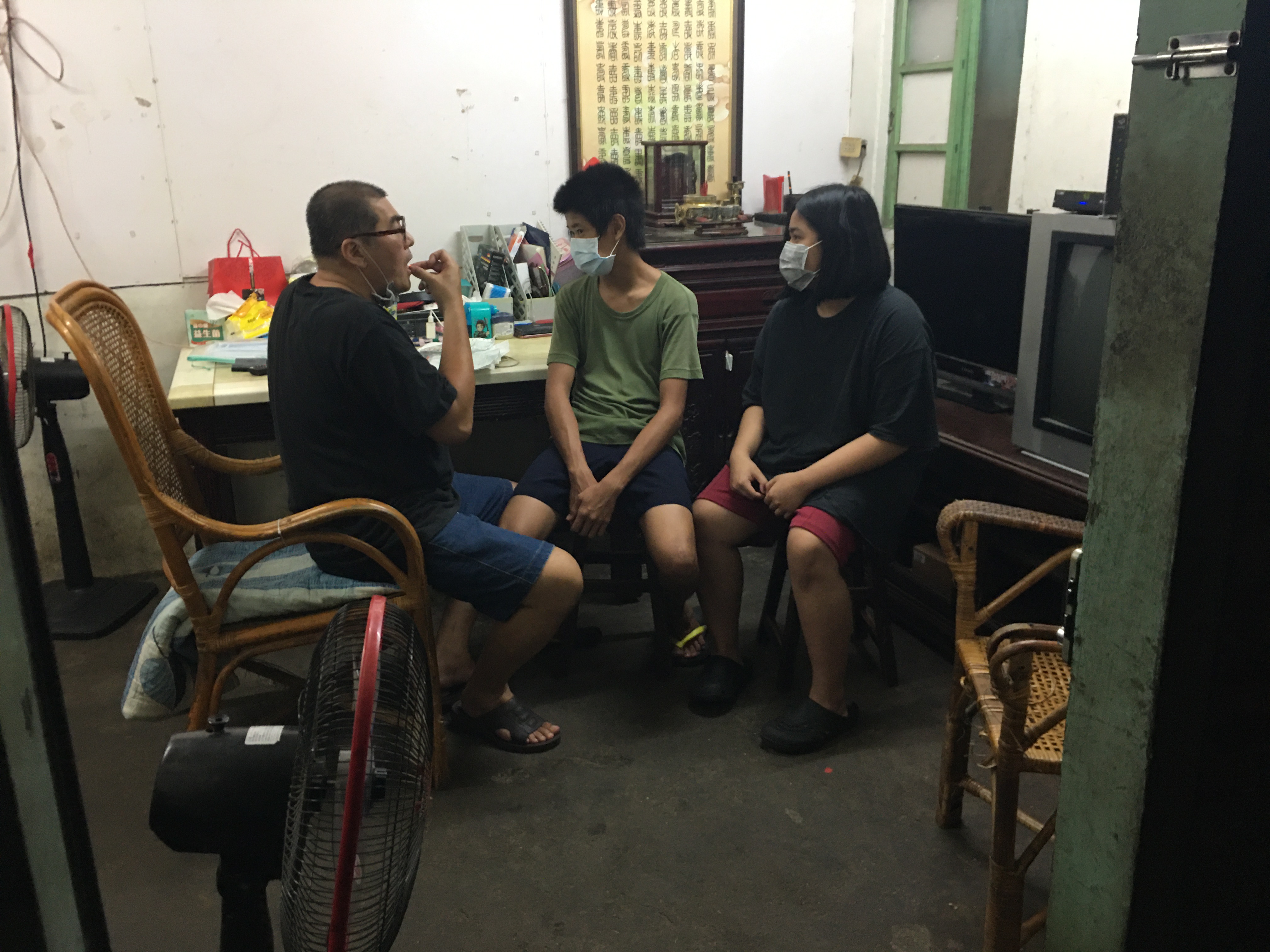 鍾志春(左一)正做抗癌治療,他覺得自己愧對孩子,沒讓孩子過正常生活。向高彬攝 鍾志春(左一)正做抗癌治療,他覺得自己愧對孩子,沒讓孩子過正常生活。向高彬攝