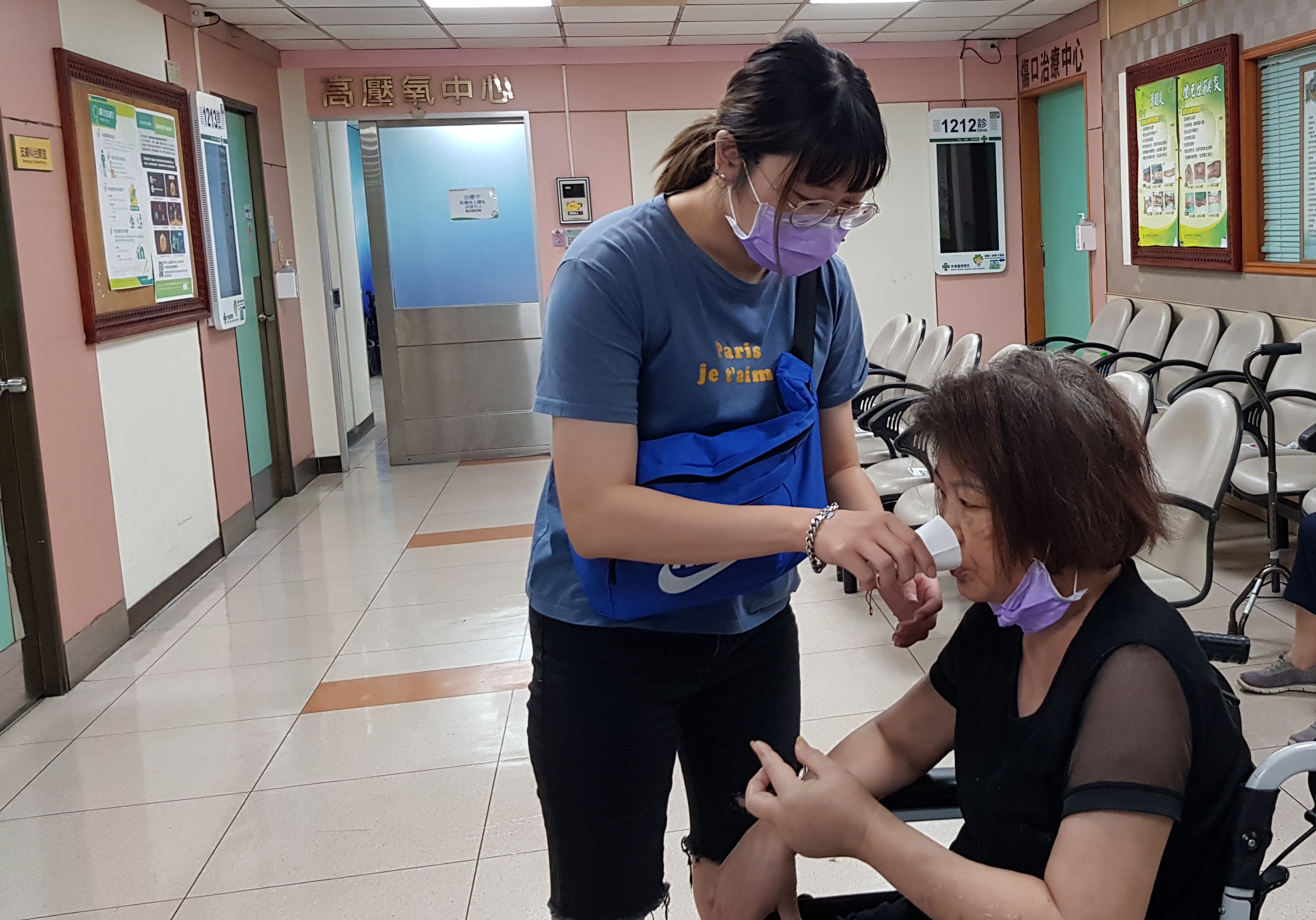阿蓁陪媽媽阿孜嬸到醫院回診。韓旭爾攝 阿蓁陪媽媽阿孜嬸到醫院回診。韓旭爾攝