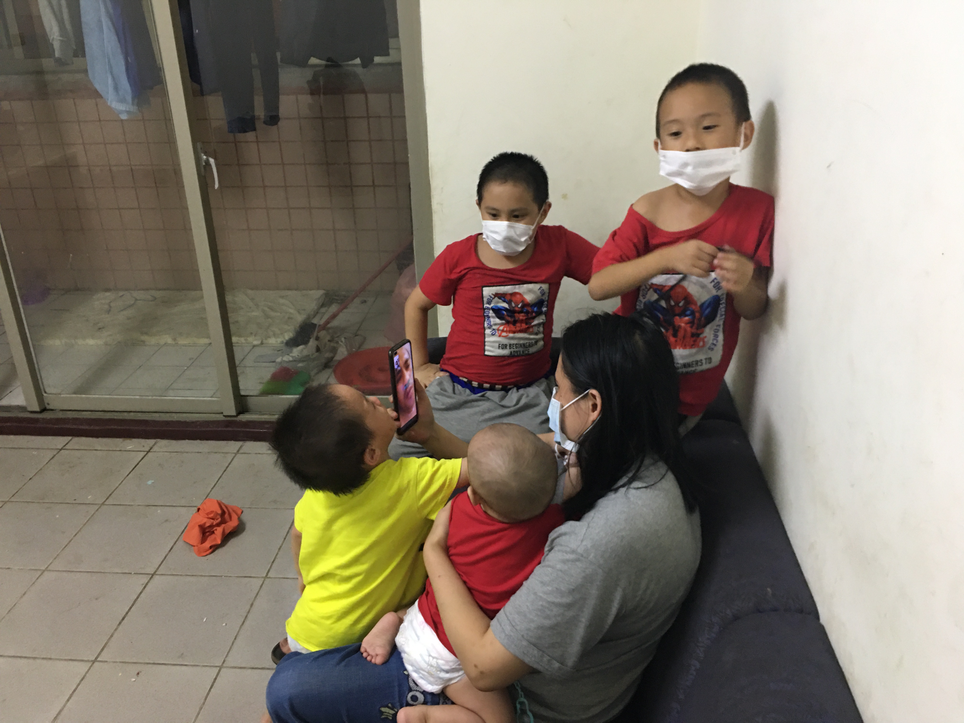 何永豐上個月住院時,阿蓁(前右一)與4幼子在家與住院的先生line視訊。向高彬攝 何永豐上個月住院時,阿蓁(前右一)與4幼子在家與住院的先生line視訊。向高彬攝