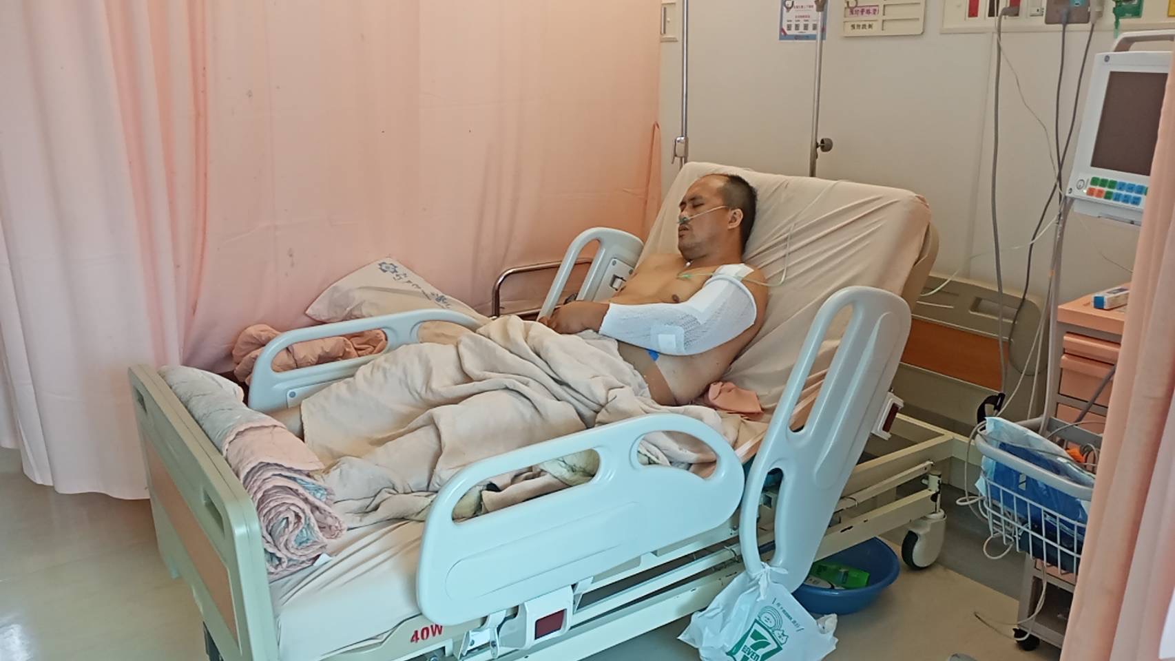何永豐10月摔車為保護兒子他自己墜谷,當時住院治療救回一命。(圖:親友提供) 何永豐10月摔車為保護兒子他自己墜谷,當時住院治療救回一命。(圖:親友提供)