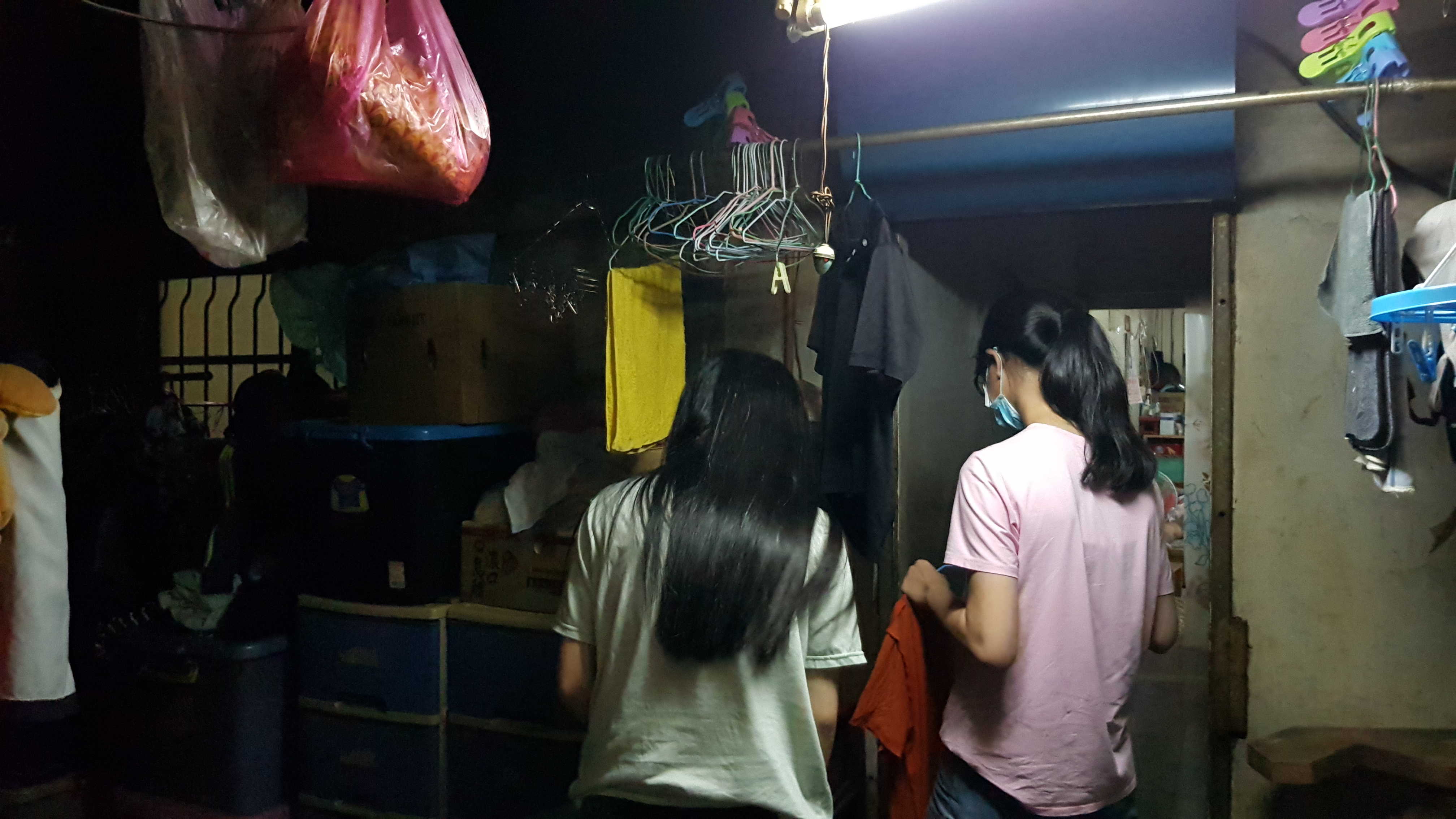 阿珍次女小萍(右)、參女小雅分擔家務。韓旭爾攝 阿珍次女小萍(右)、參女小雅分擔家務。韓旭爾攝