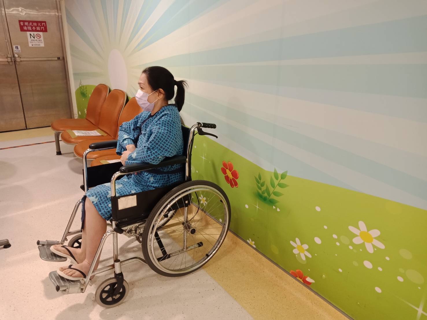 丁玉蘭在醫院等待做放療照。(圖:呂偉源提供) 丁玉蘭在醫院等待做放療照。(圖:呂偉源提供)