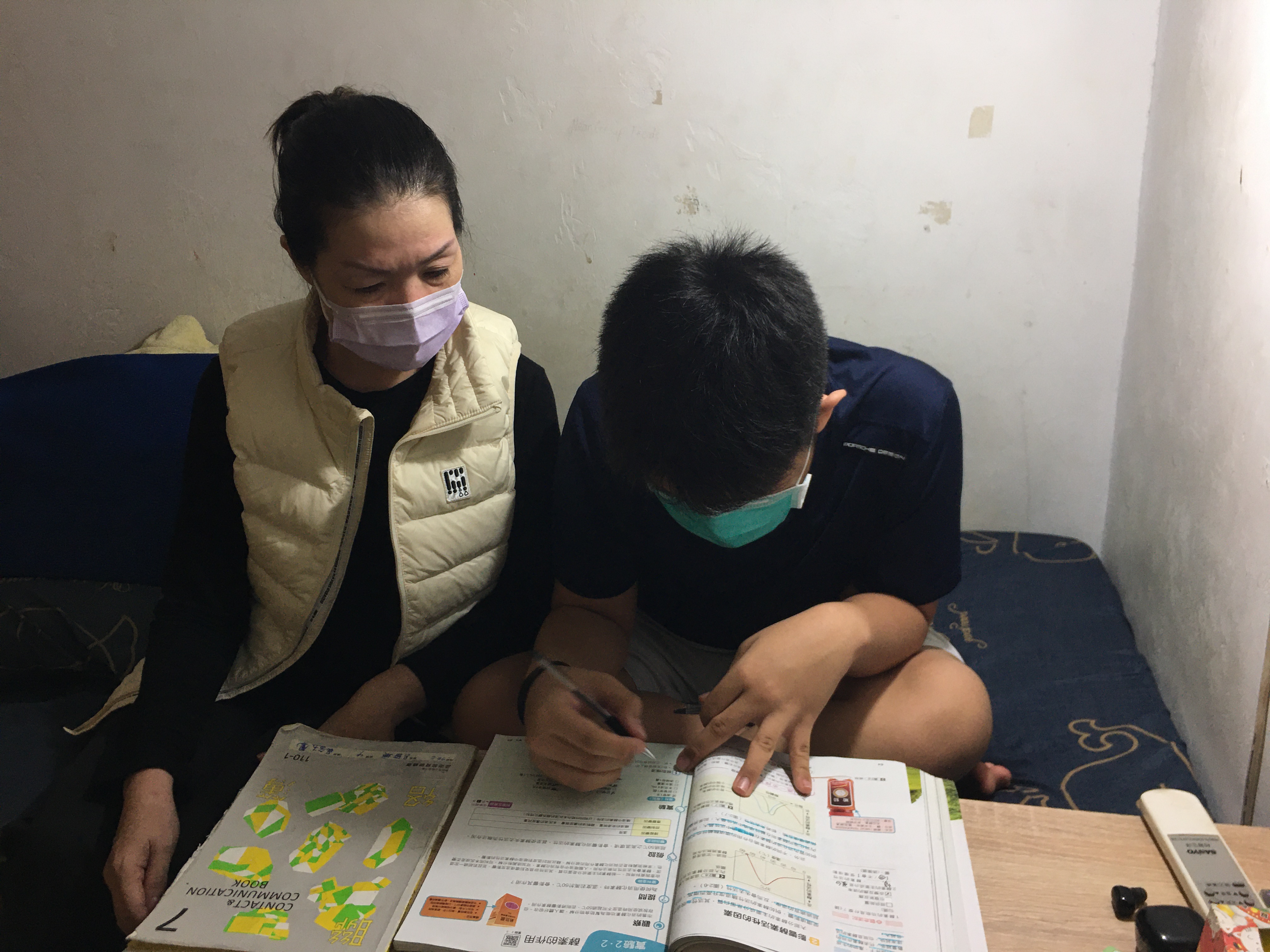 丁玉蘭(左)說,小興雖非親生,兩人情同母子。向高彬攝 丁玉蘭(左)說,小興雖非親生,兩人情同母子。向高彬攝