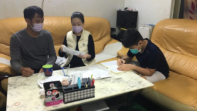 呂偉源(左)擔心罹子宮頸癌三期的新住民妻丁玉蘭病況,右為國一獨生子小興。向高彬攝 呂偉源(左)擔心罹子宮頸癌三期的新住民妻丁玉蘭病況,右為國一獨生子小興。向高彬攝