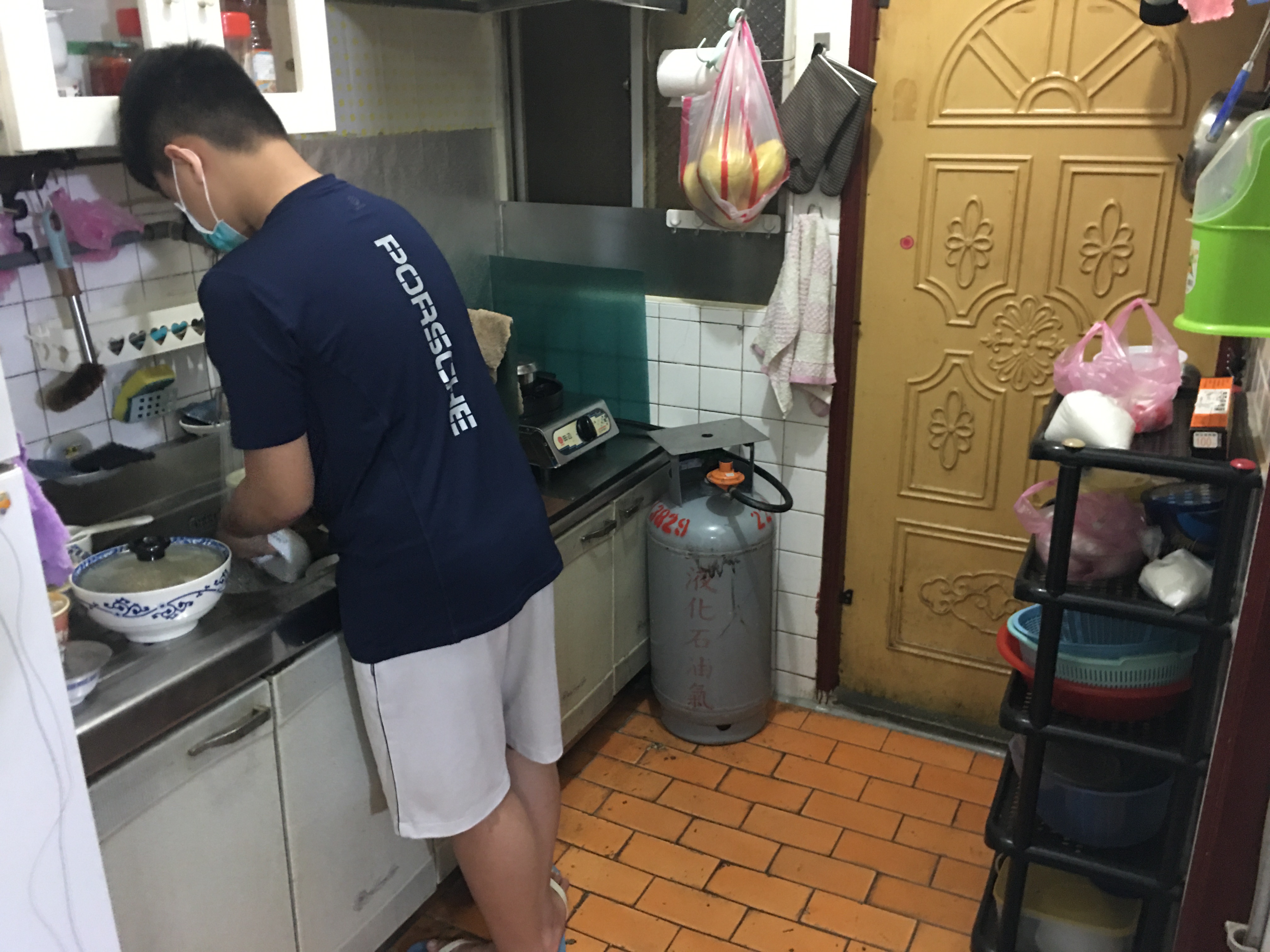 小興在家常協助洗碗、洗衣家務。向高彬攝 小興在家常協助洗碗、洗衣家務。向高彬攝