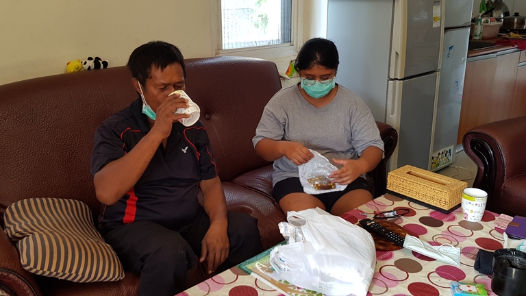 單親爸阿武(左)癌症第3度復發,18歲養女小琳照料他服藥。韓旭爾攝 單親爸阿武(左)癌症第3度復發,18歲養女小琳照料他服藥。韓旭爾攝