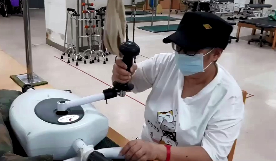 中風單親癌母陳曉芬勤復健,要為兩兒抗癌好轉。(圖:阿文提供) 中風單親癌母陳曉芬勤復健,要為兩兒抗癌好轉。(圖:阿文提供)