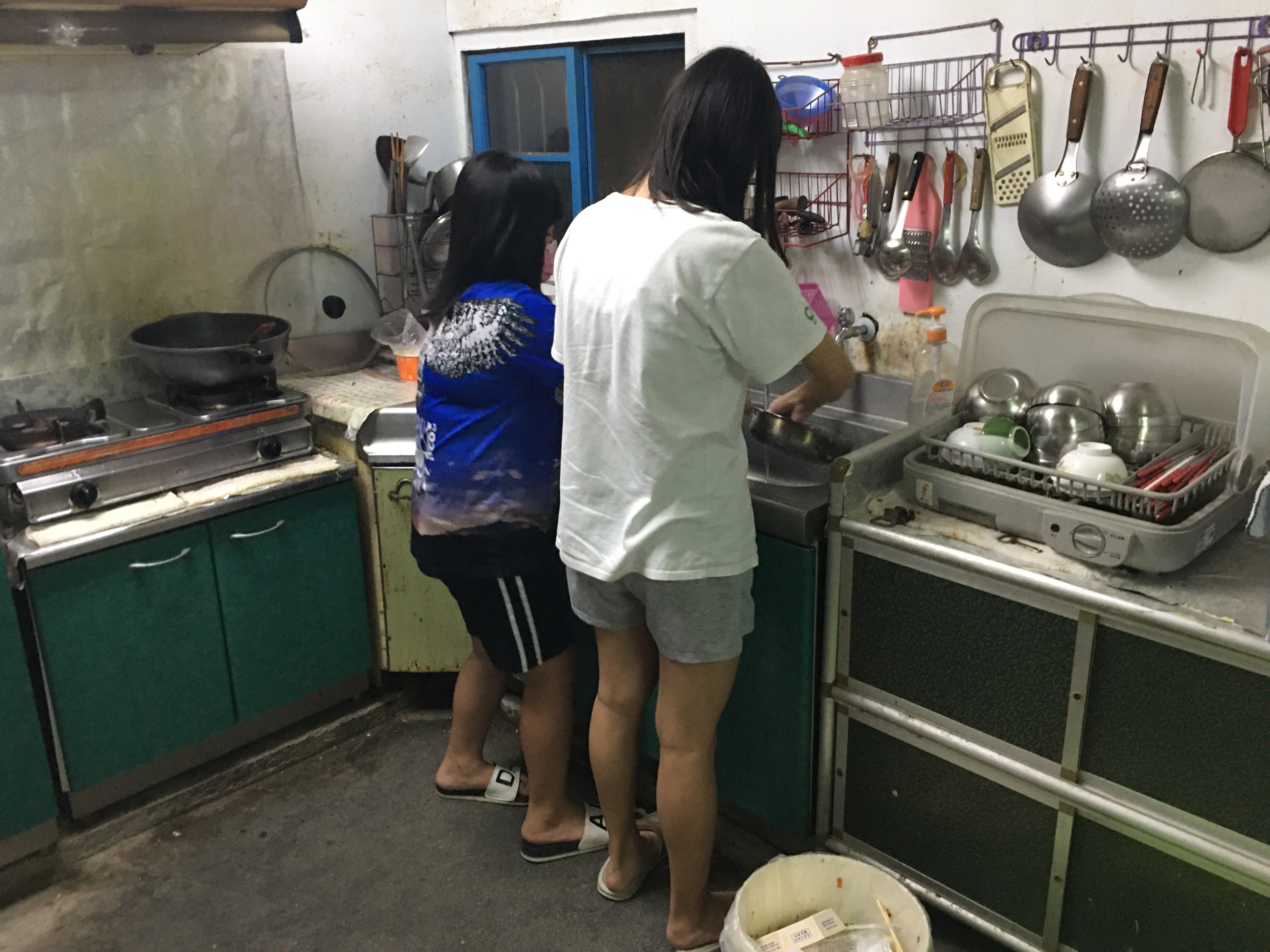 小暄(右)和妹小玟在家協助洗碗家務。向高彬攝 小暄(右)和妹小玟在家協助洗碗家務。向高彬攝