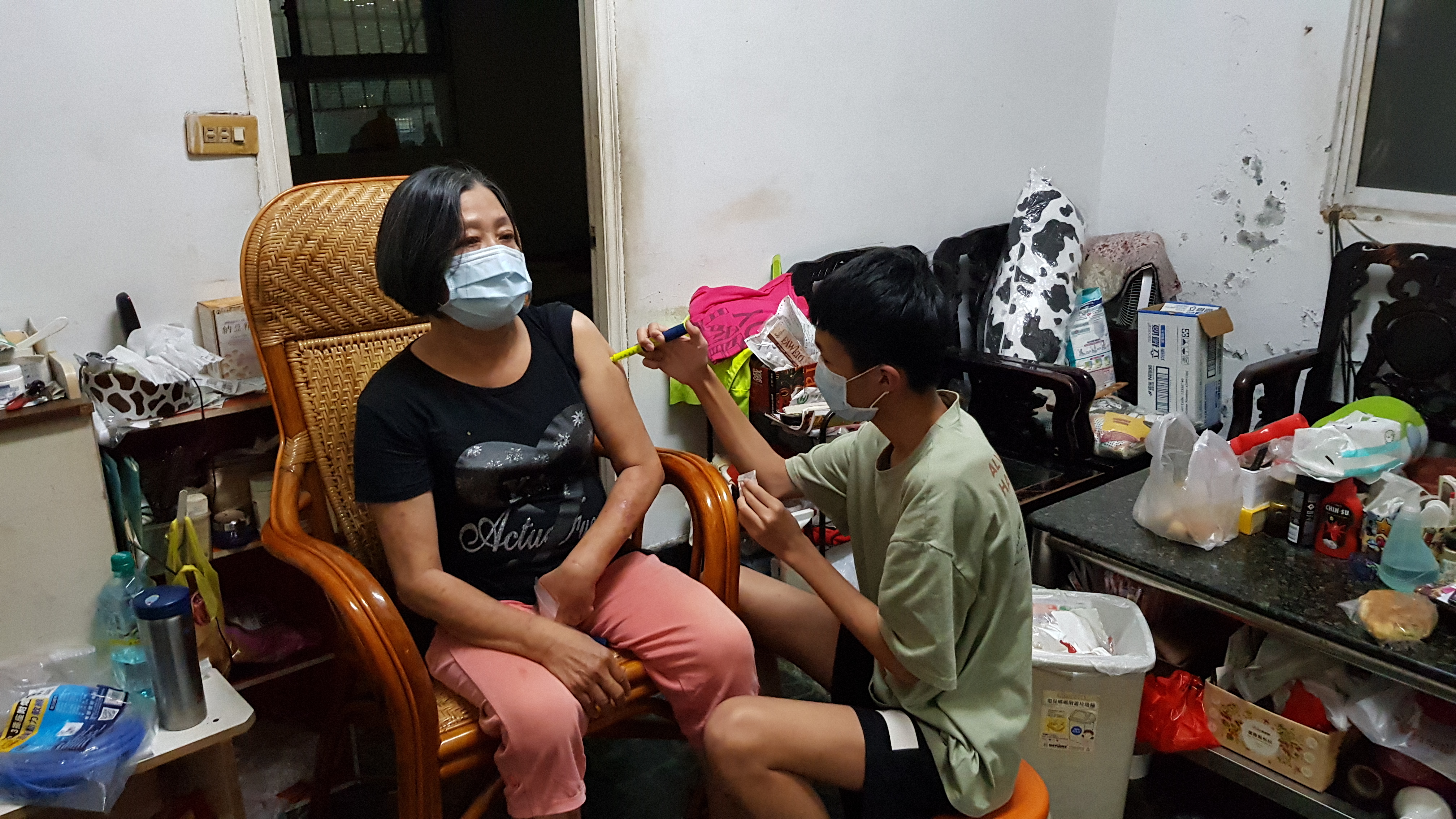 阿鈴婆(左)行動不便,又罹糖尿病,外孫小彥幫忙打胰島素控制血糖。韓旭爾攝 阿鈴婆(左)行動不便,又罹糖尿病,外孫小彥幫忙打胰島素控制血糖。韓旭爾攝