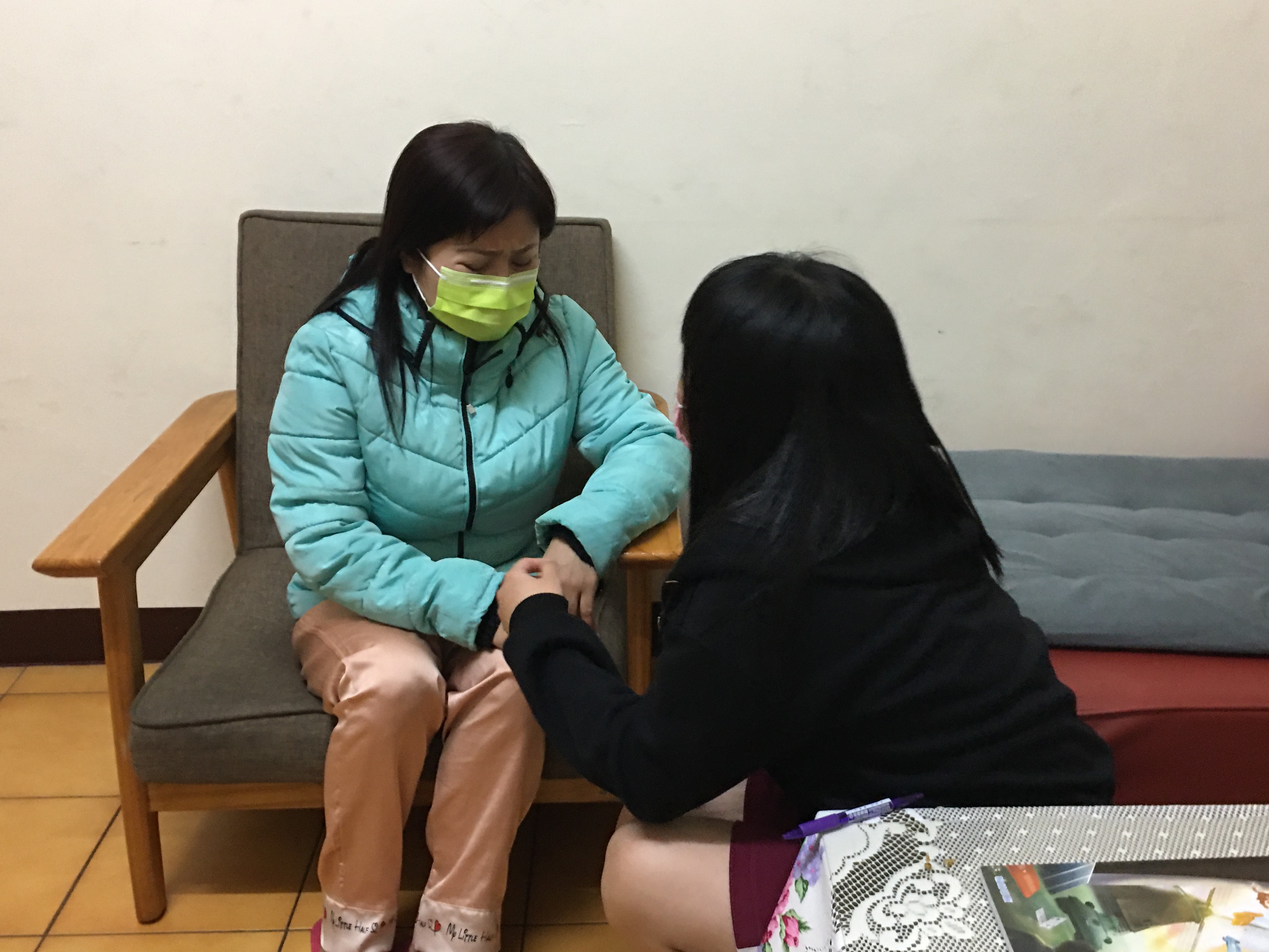 吳美琳(左)非常擔憂先生病倒家計,右為讀國三女兒小蓁。向高彬攝 吳美琳(左)非常擔憂先生病倒家計,右為讀國三女兒小蓁。向高彬攝