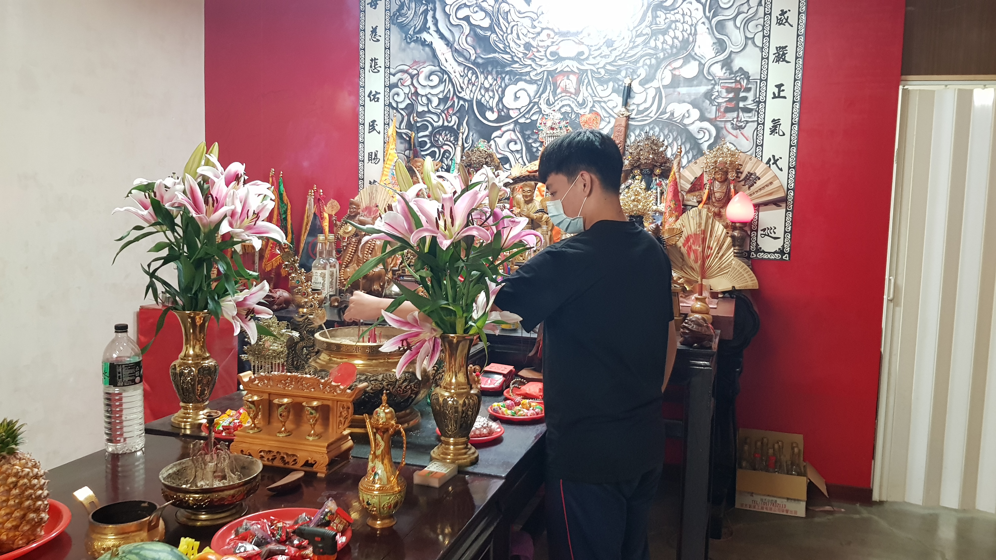 小偉求家中供奉神明保佑媽媽阿真治癌順利。韓旭爾攝 小偉求家中供奉神明保佑媽媽阿真治癌順利。韓旭爾攝
