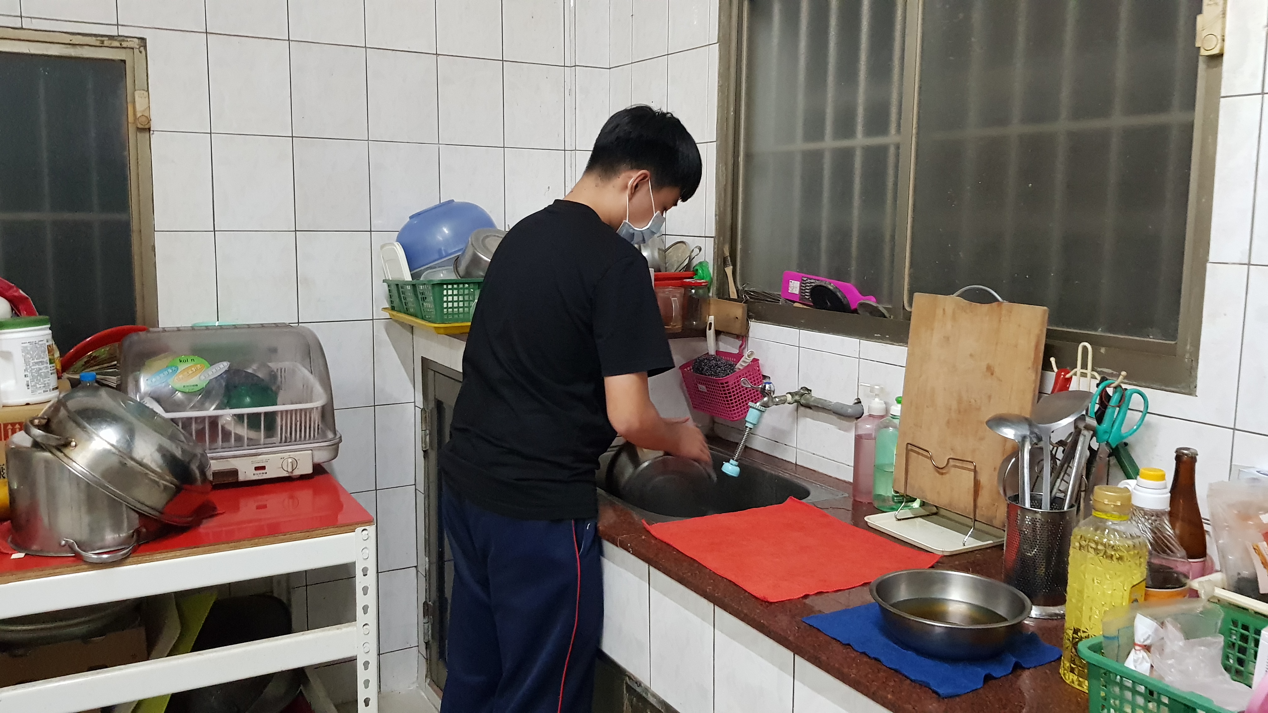 小偉自上國中就會主動幫忙做家事。韓旭爾攝 小偉自上國中就會主動幫忙做家事。韓旭爾攝